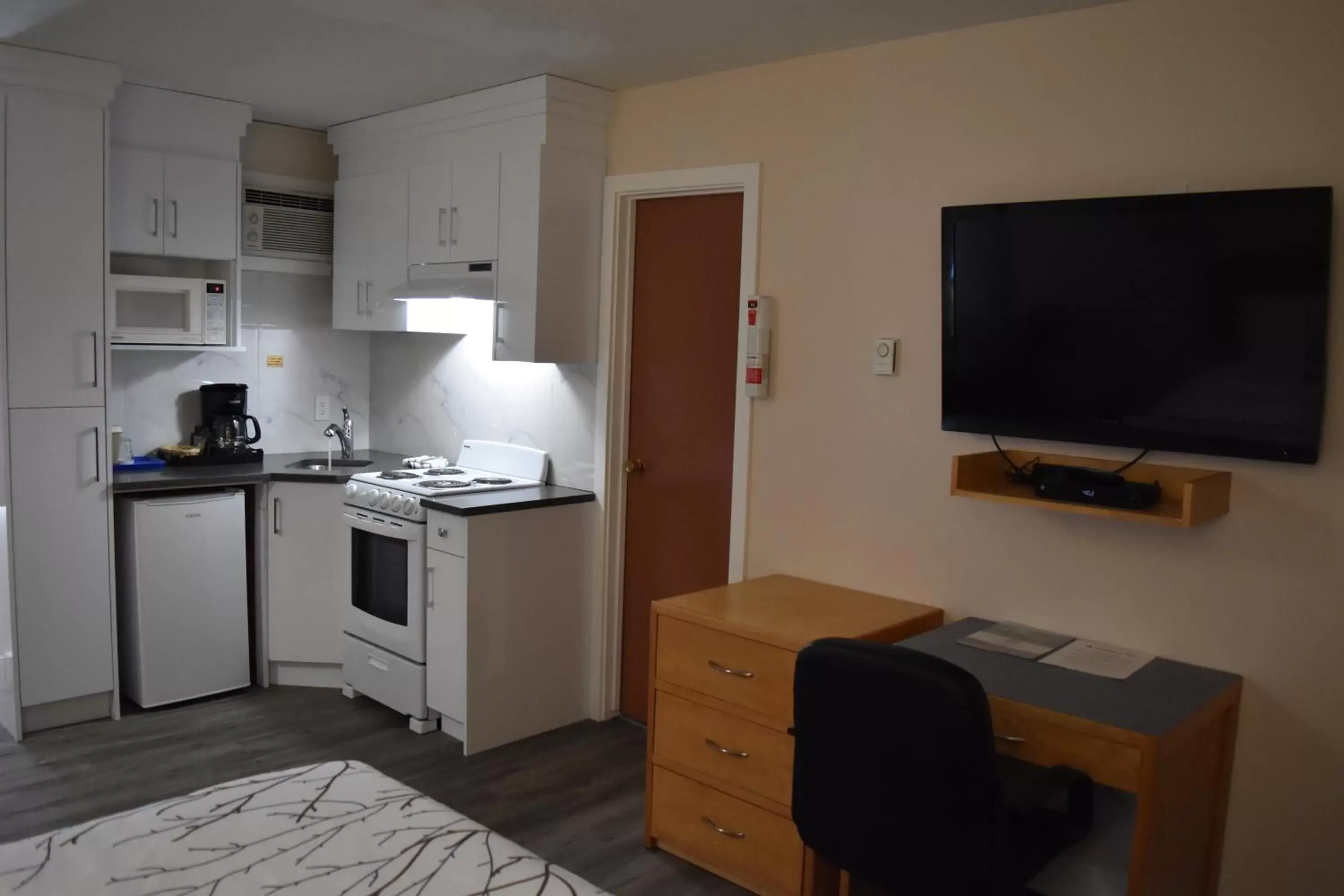 Kitchen or kitchenette, Kitchen/Kitchenette in Canadas Best Value Inn & Suites-Castlegar