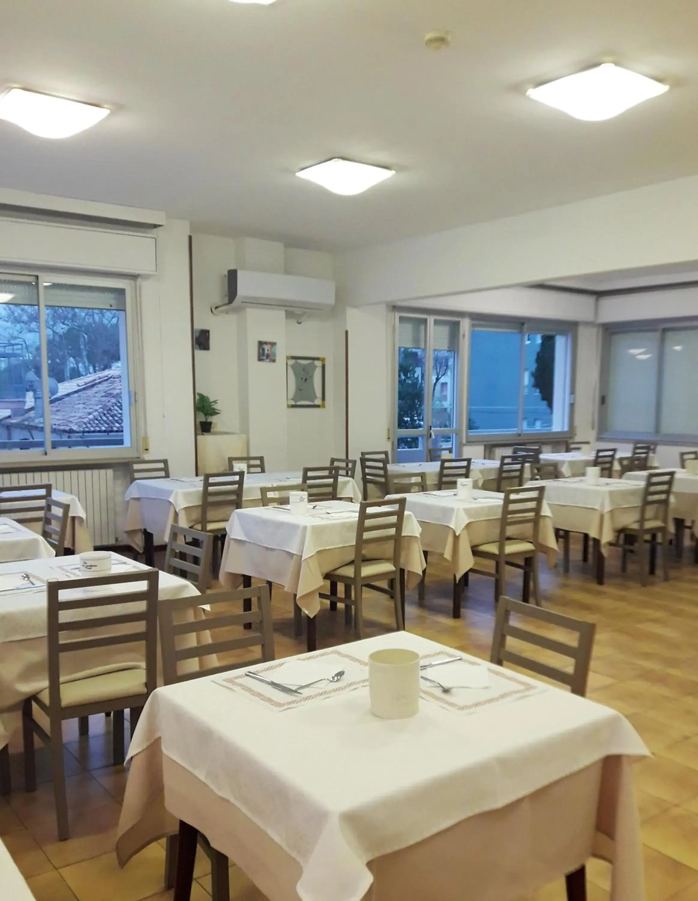 Restaurant/Places to Eat in Hotel Caesar