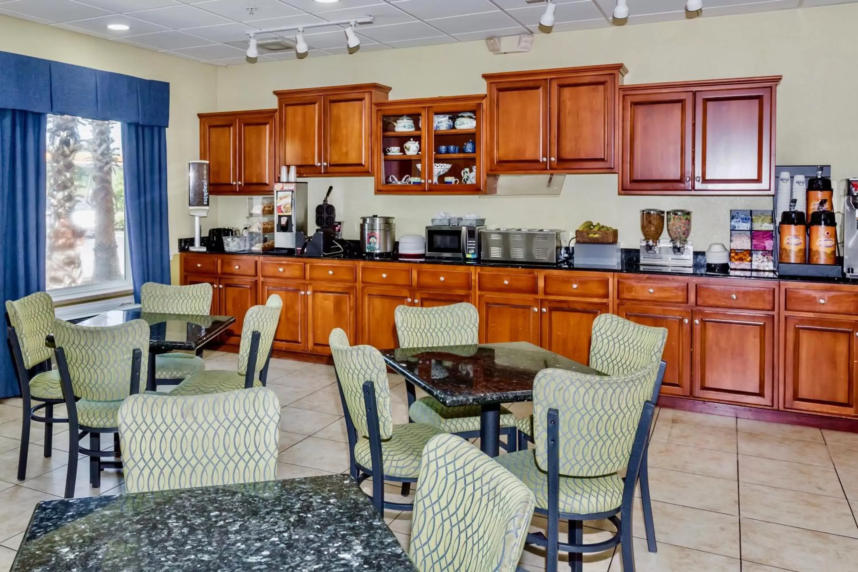 Dining area, Restaurant/Places to Eat in Days Inn & Suites by Wyndham Savannah North I-95