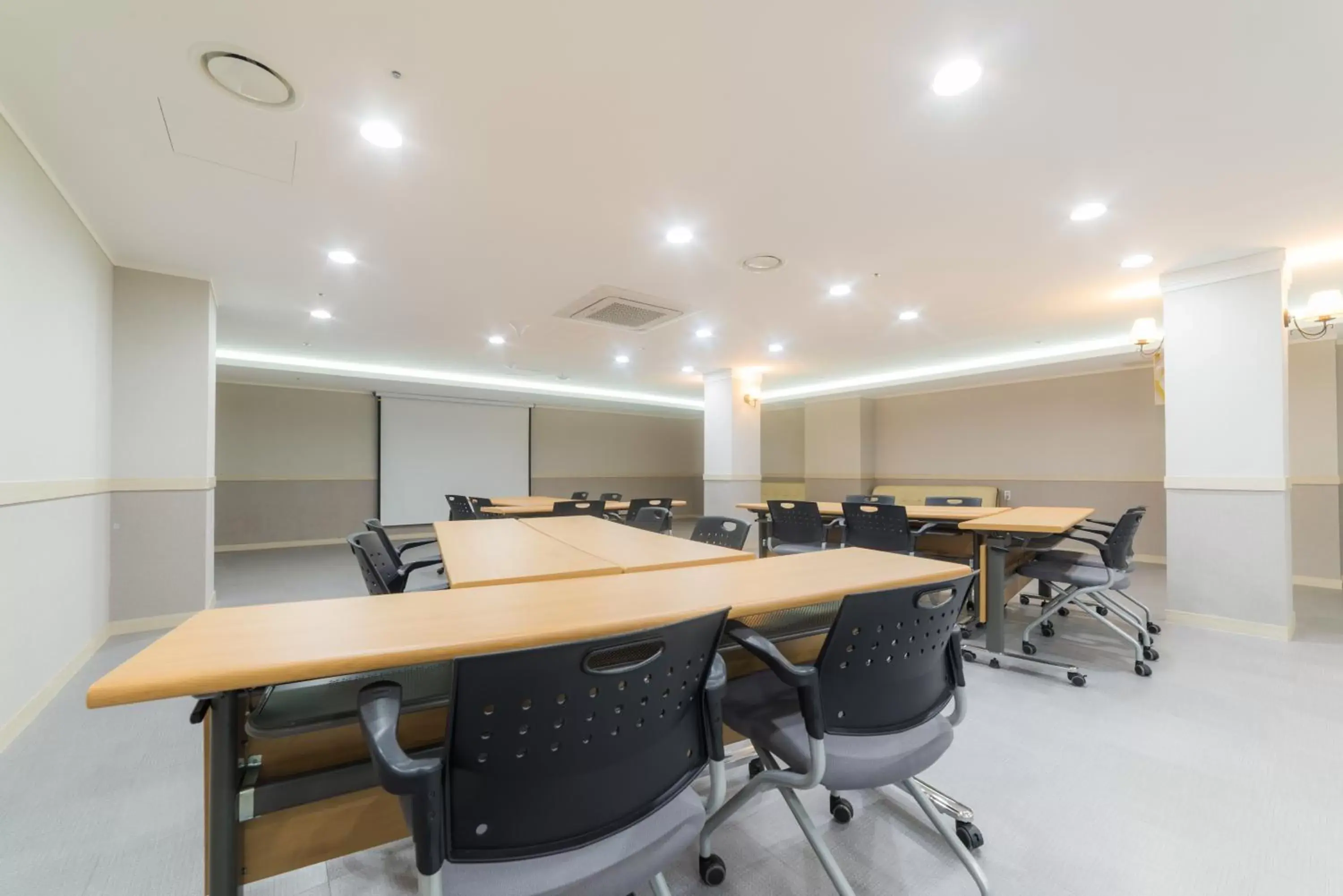 Meeting/conference room in Reborn Suwon Silkroad Hotel