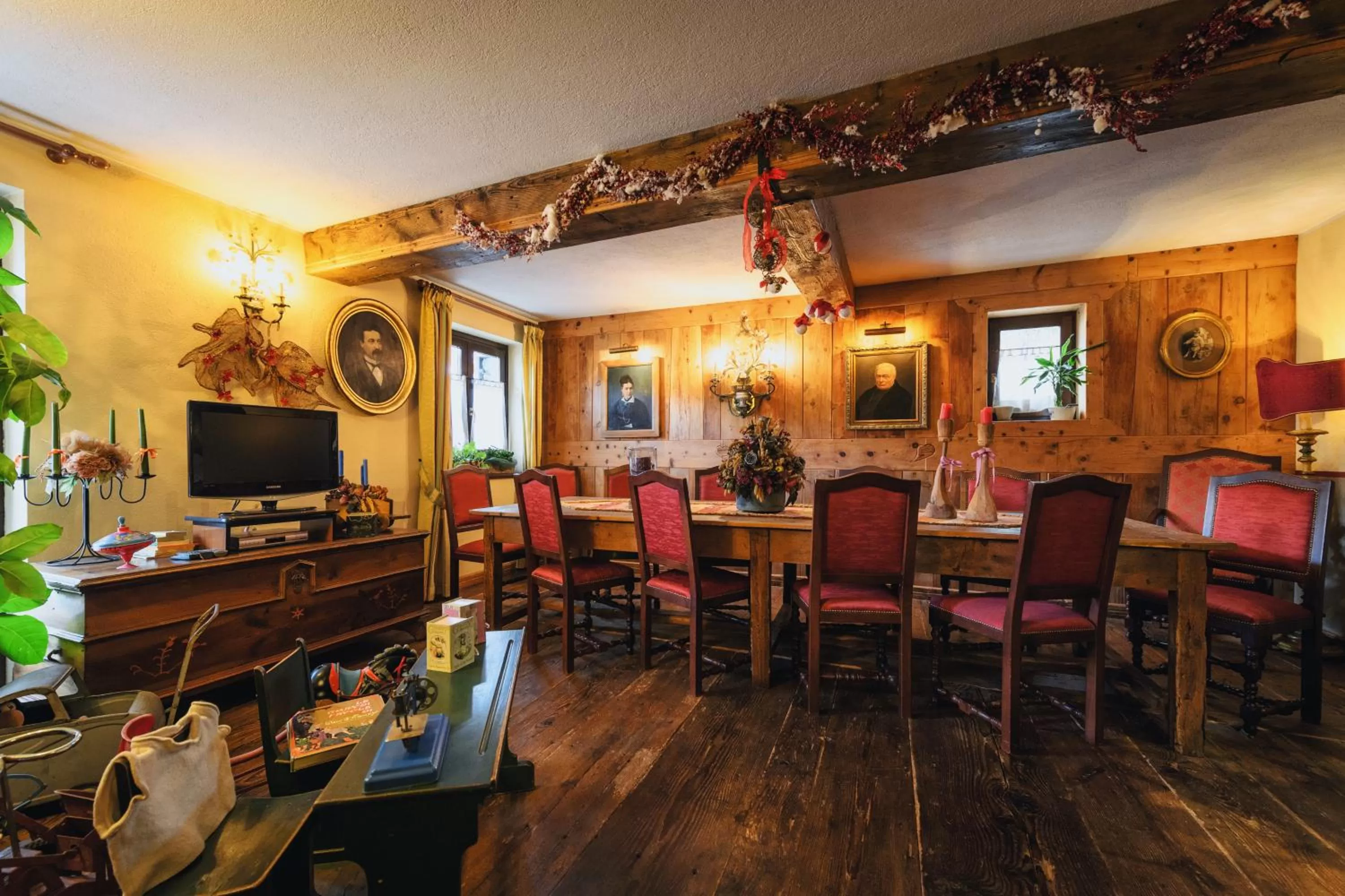 Communal lounge/ TV room in Hotel Chalet La Meridiana