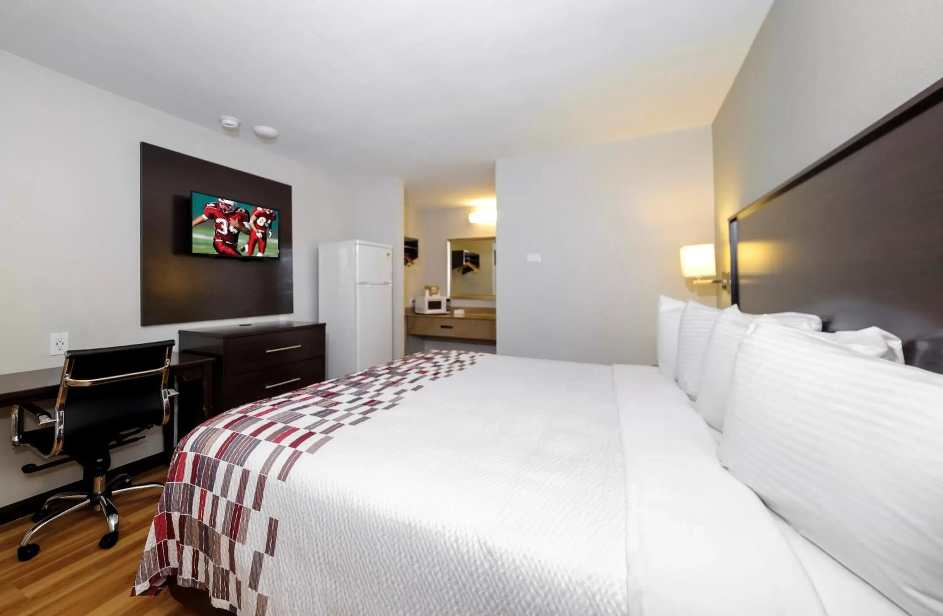 Photo of the whole room, Room Photo in Red Roof Inn Arlington - Entertainment District