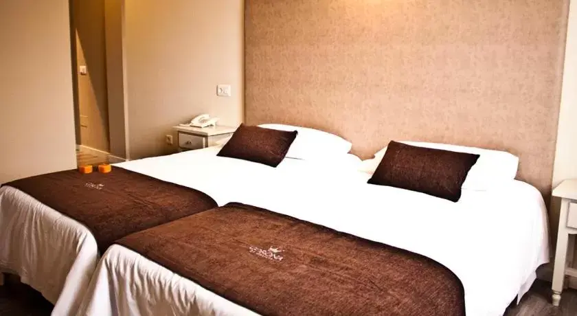Bed in HOTEL Corona de Galicia