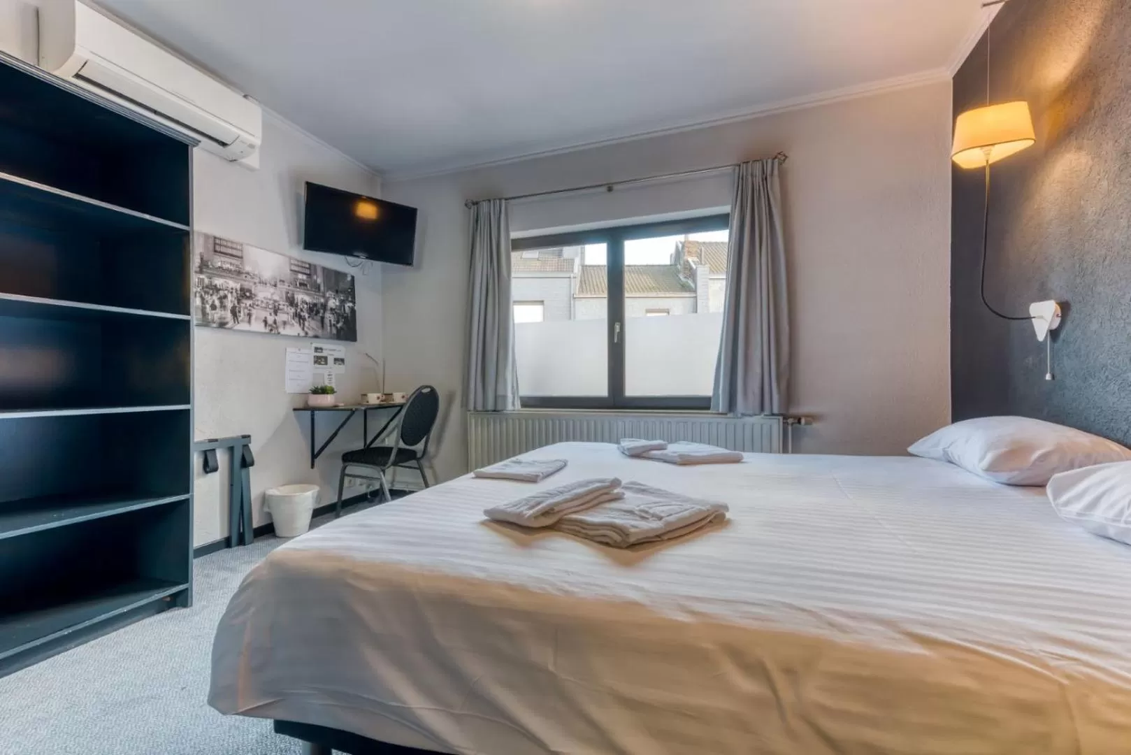 Bedroom, Bed in Hôtel de la Gare