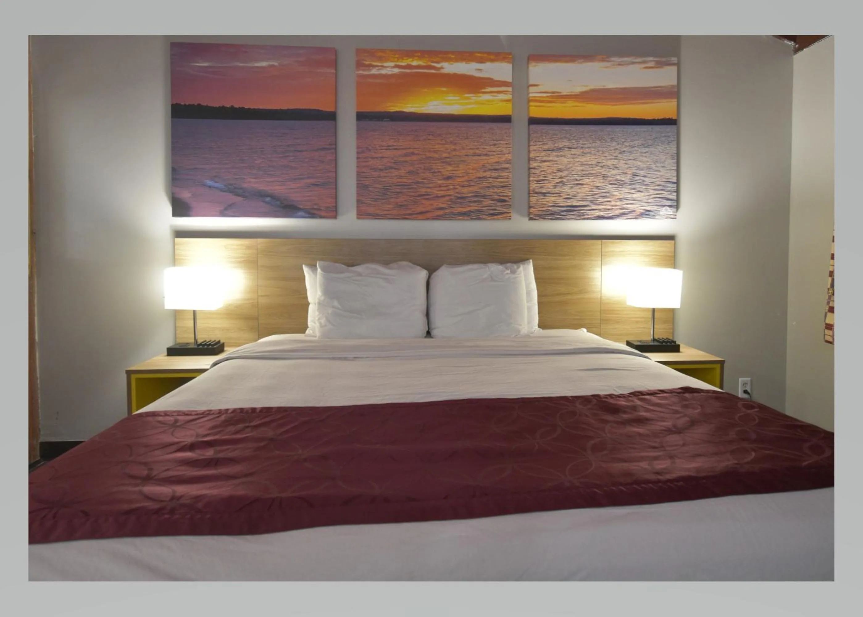 Bed in Days Inn by Wyndham West Allis/Milwaukee