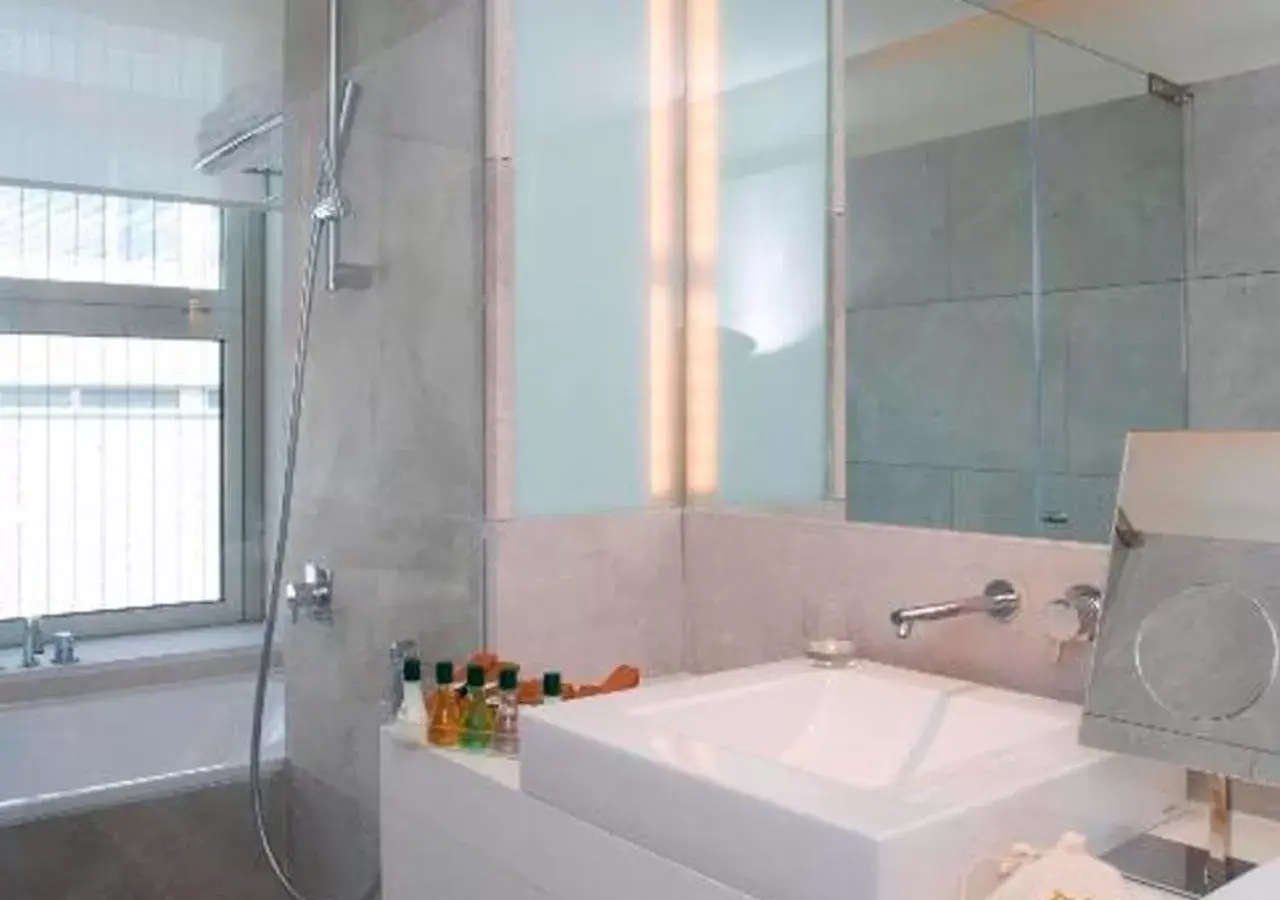 Bathroom in Parador de Alcalá de Henares