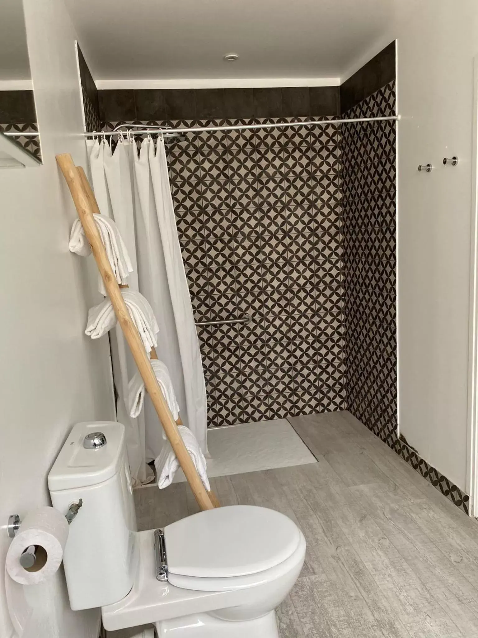 Shower, Bathroom in The Originals Boutique, Hôtel La Colonne de Bronze, Saint-Valéry-sur-Somme (Inter-Hotel)