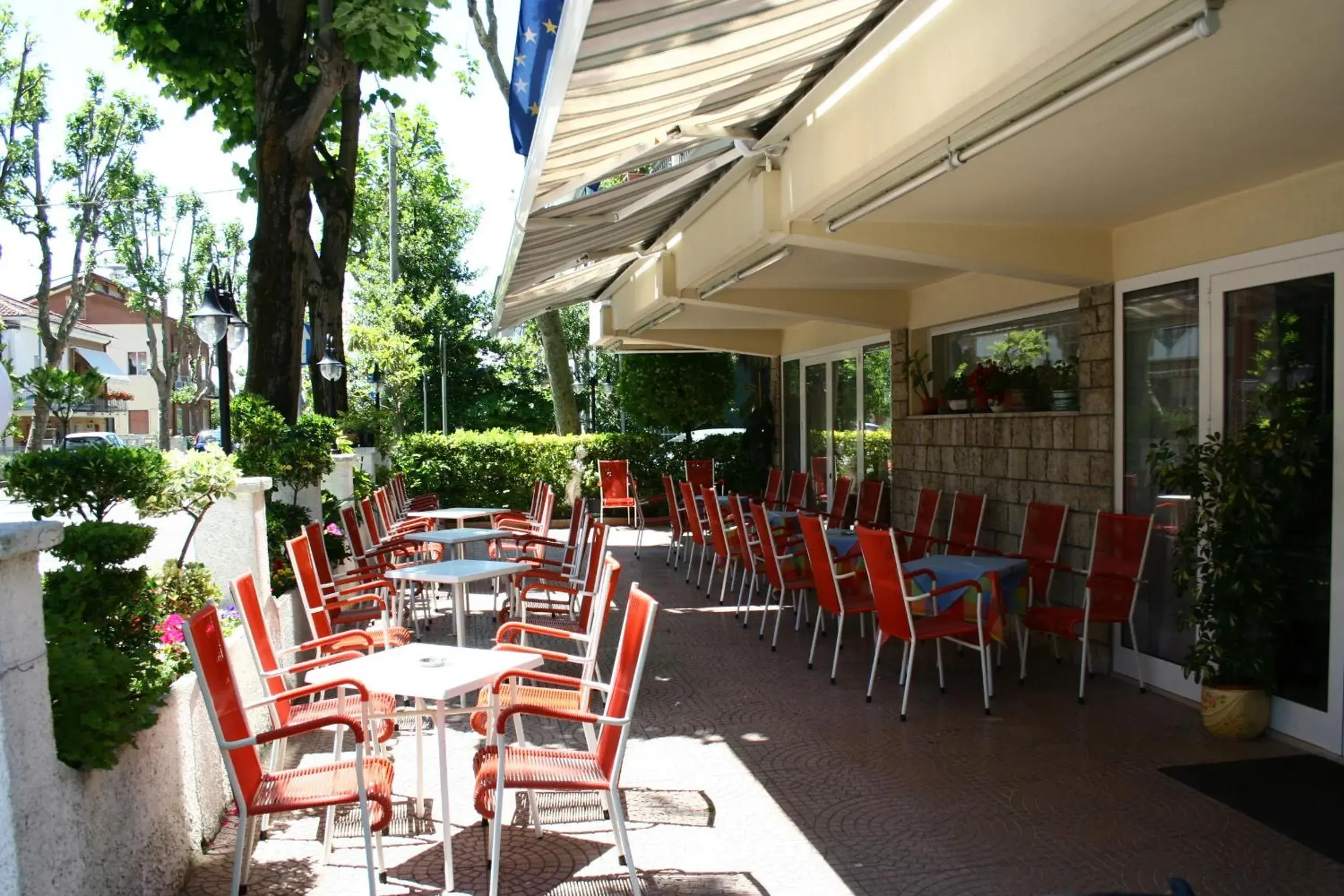 Patio, Restaurant/Places to Eat in Hotel Urania