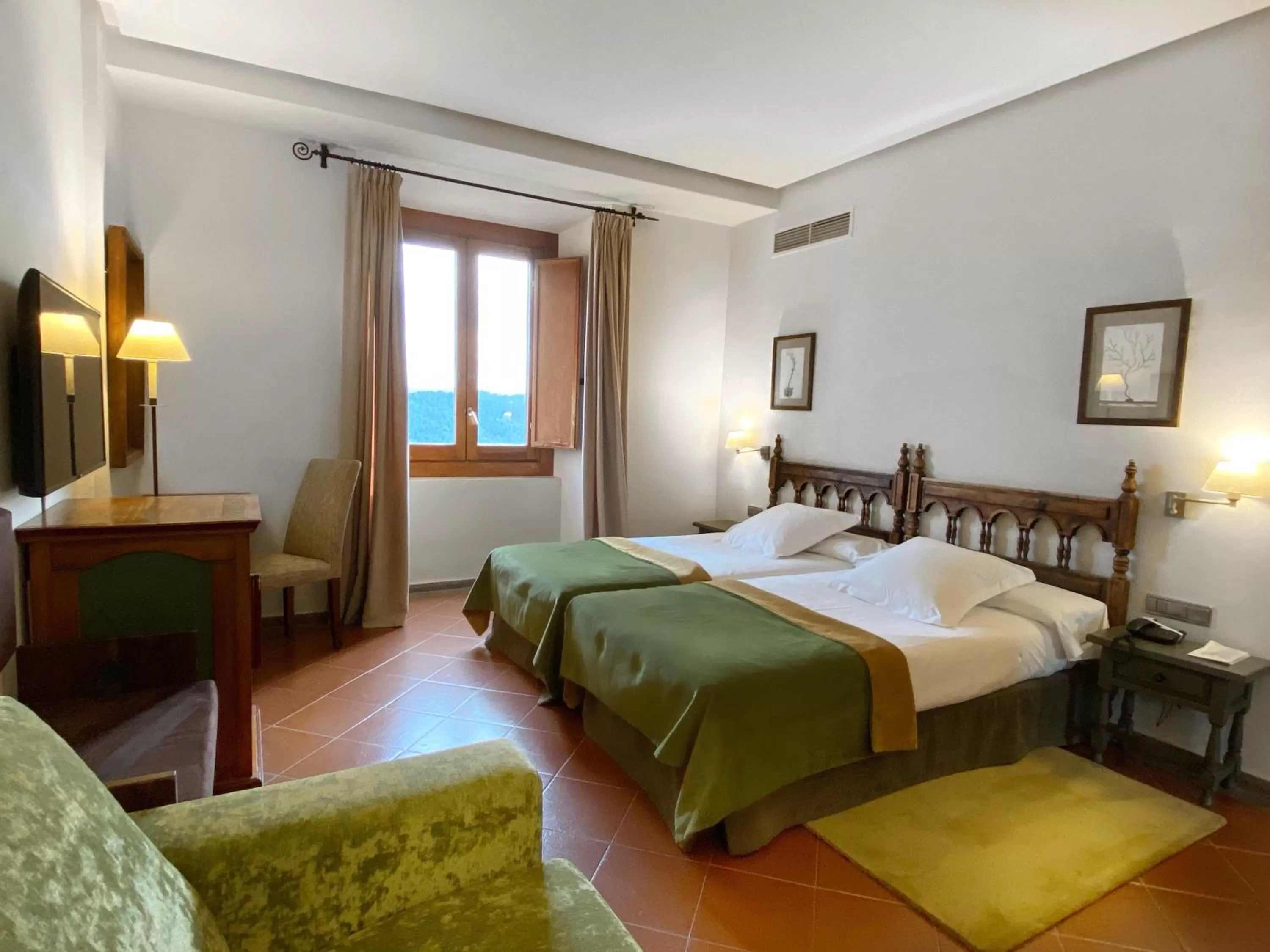 Photo of the whole room, Bed in Parador de Cardona