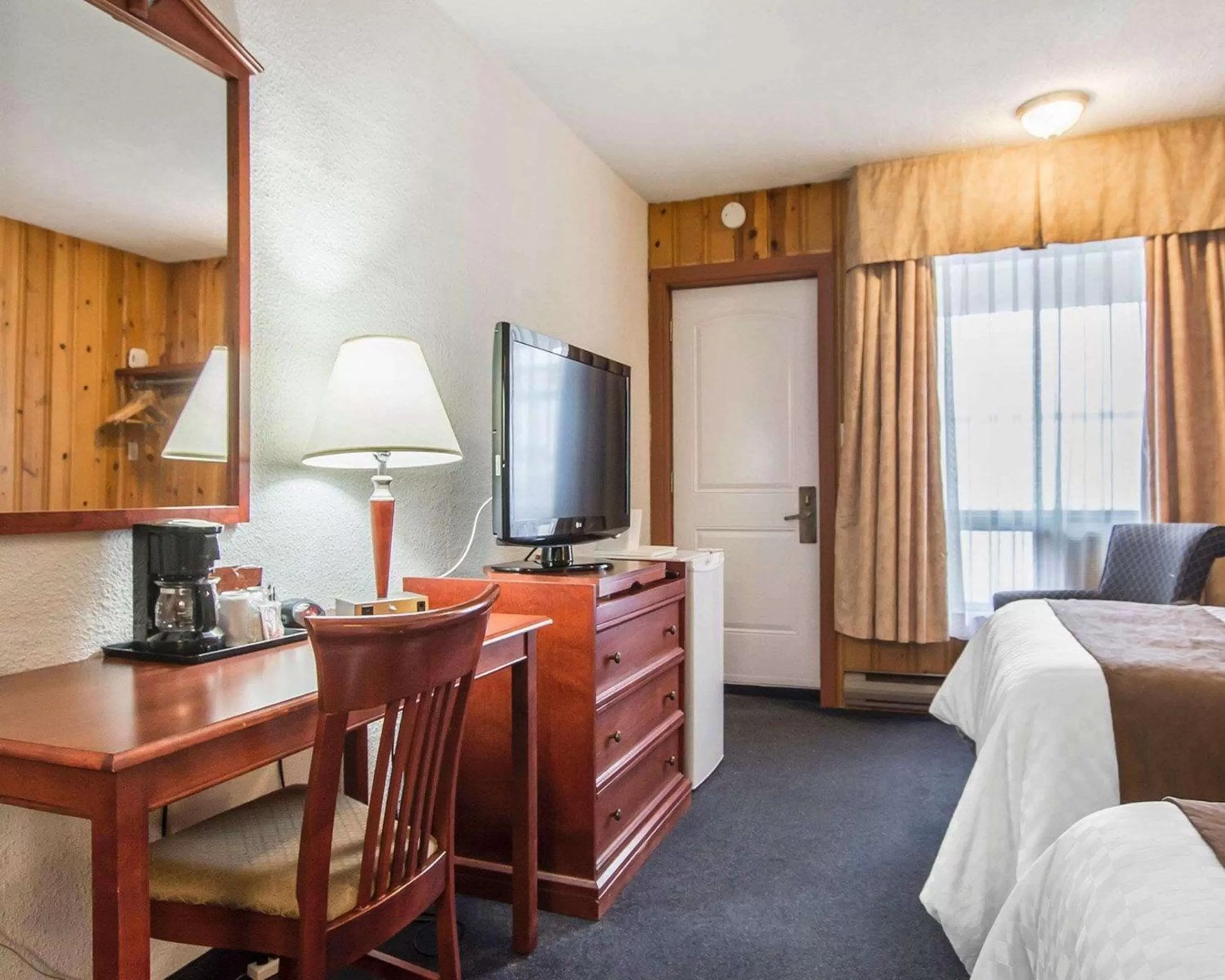 Photo of the whole room, TV/Entertainment Center in Econo Lodge Forestville