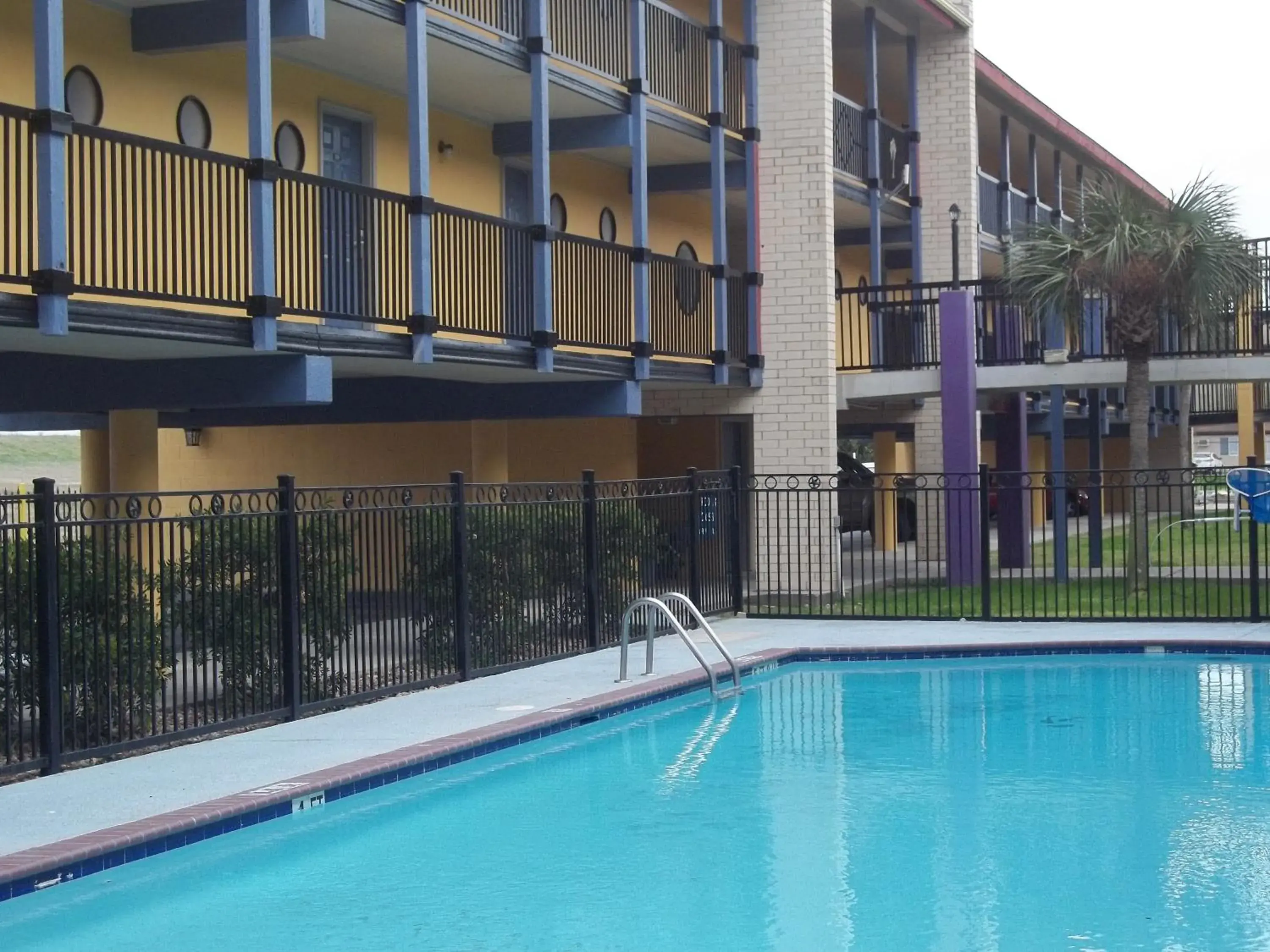 Facade/entrance, Swimming Pool in Scottish Inns Galveston