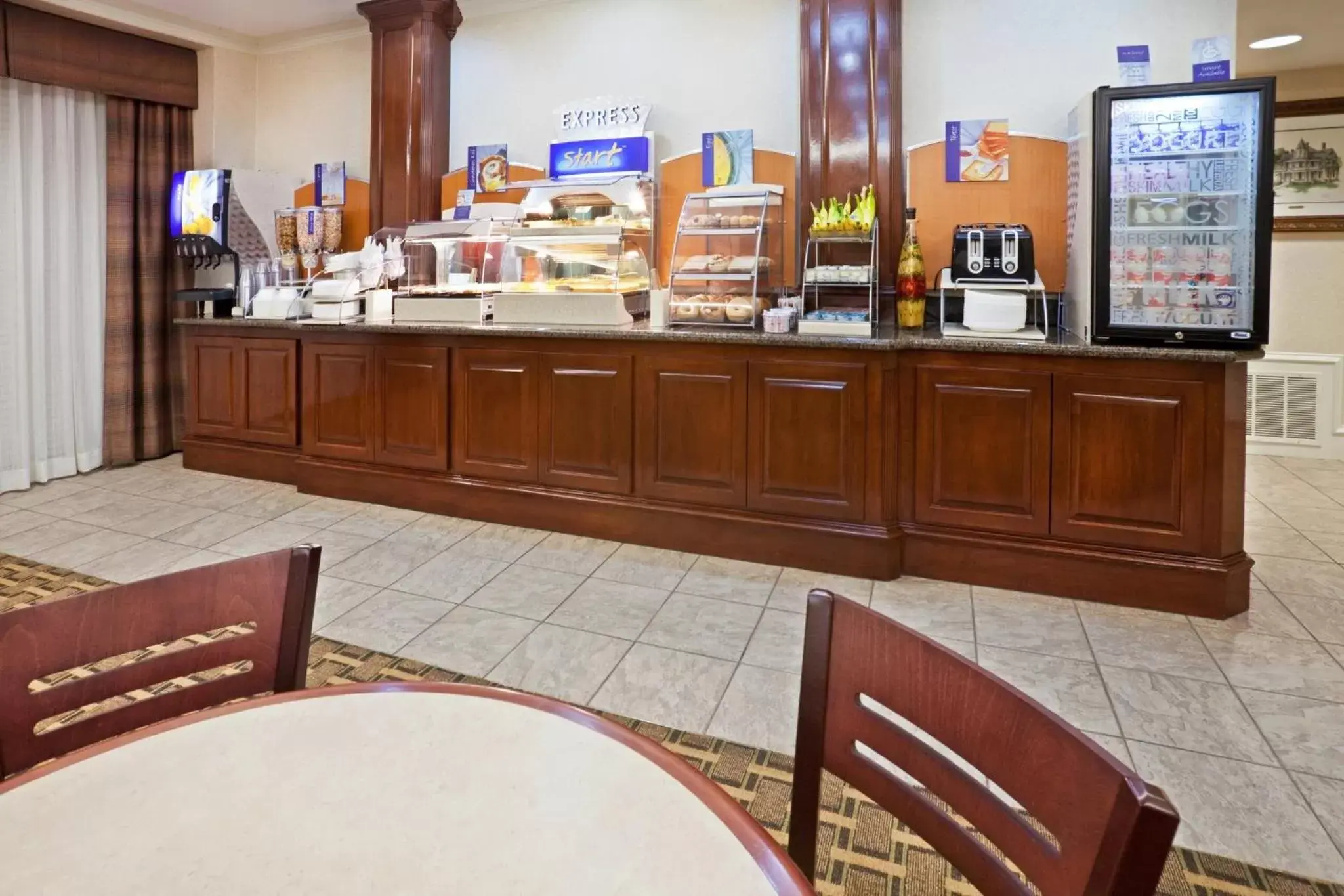 Breakfast, Restaurant/Places to Eat in Holiday Inn Express Hotel & Suites Waxahachie, an IHG Hotel