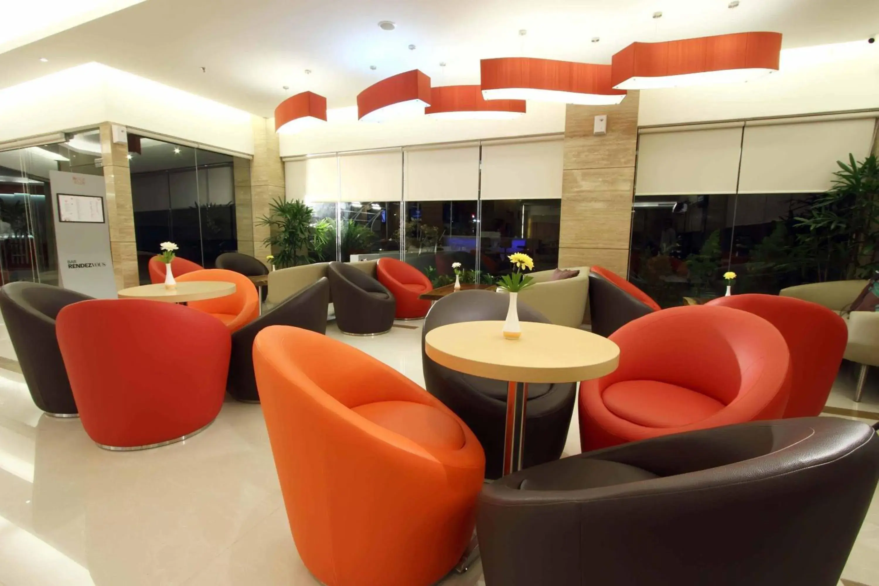 Restaurant/places to eat, Lounge/Bar in Ibis Balikpapan Hotel