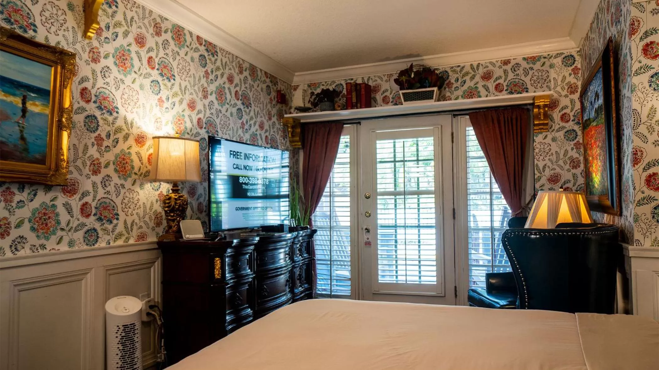 Bed in Casablanca Inn on the Bay