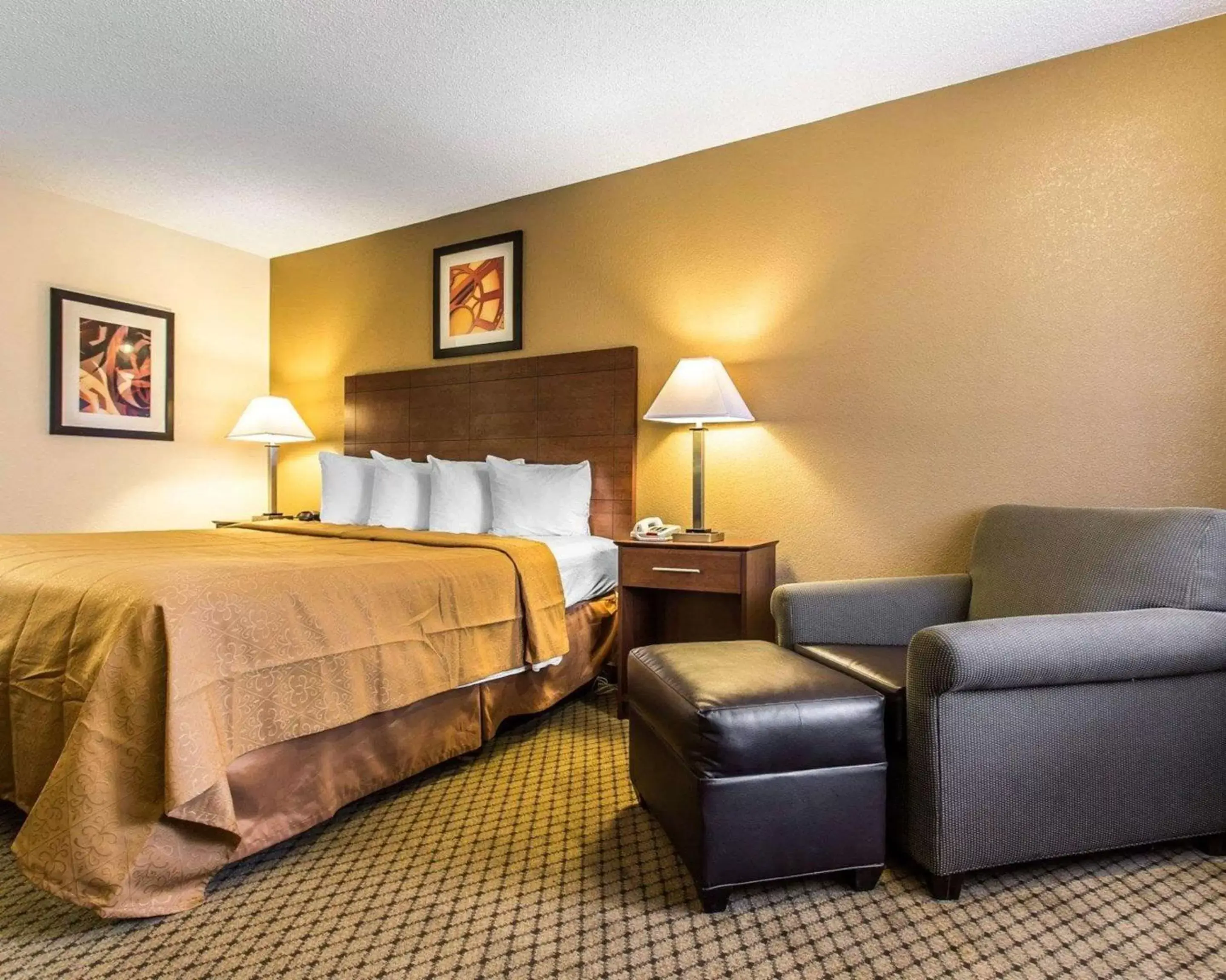 Photo of the whole room, Bed in Quality Inn & Suites Morrow Atlanta South