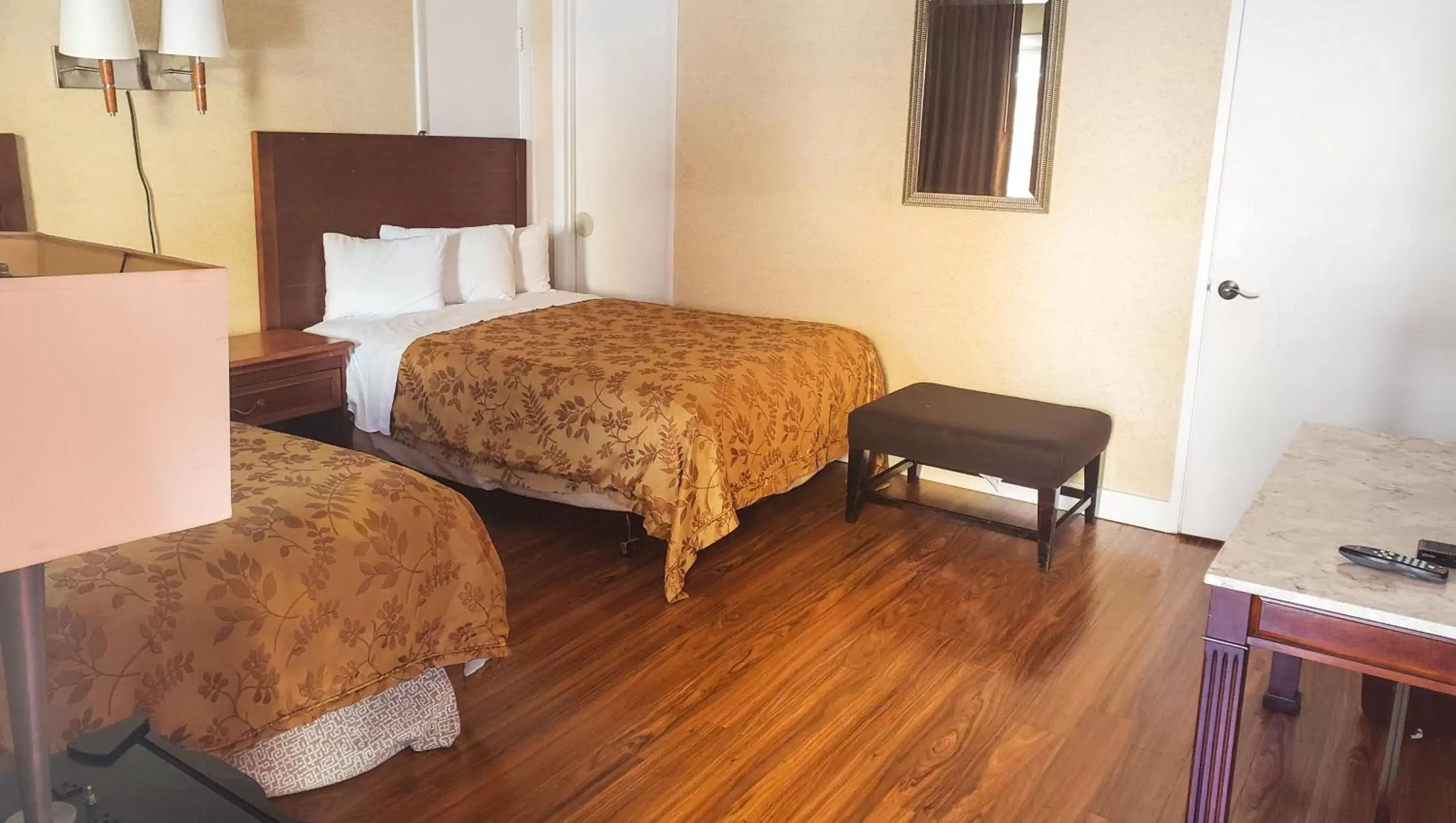 Bedroom in Pacific Heights Inn