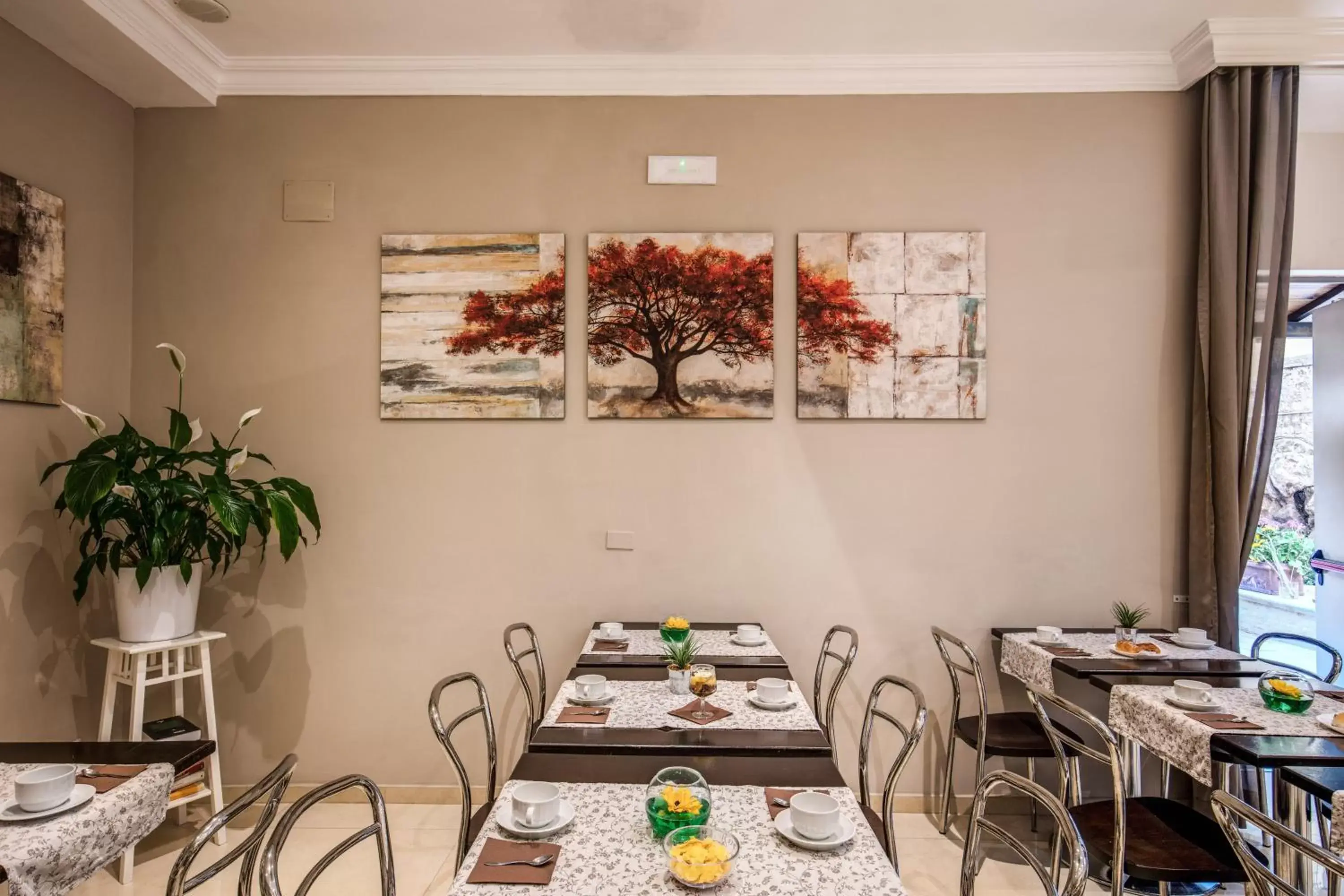 Restaurant/places to eat in Rome Garden Hotel Restaurant/places to eat in Rome Garden Hotel