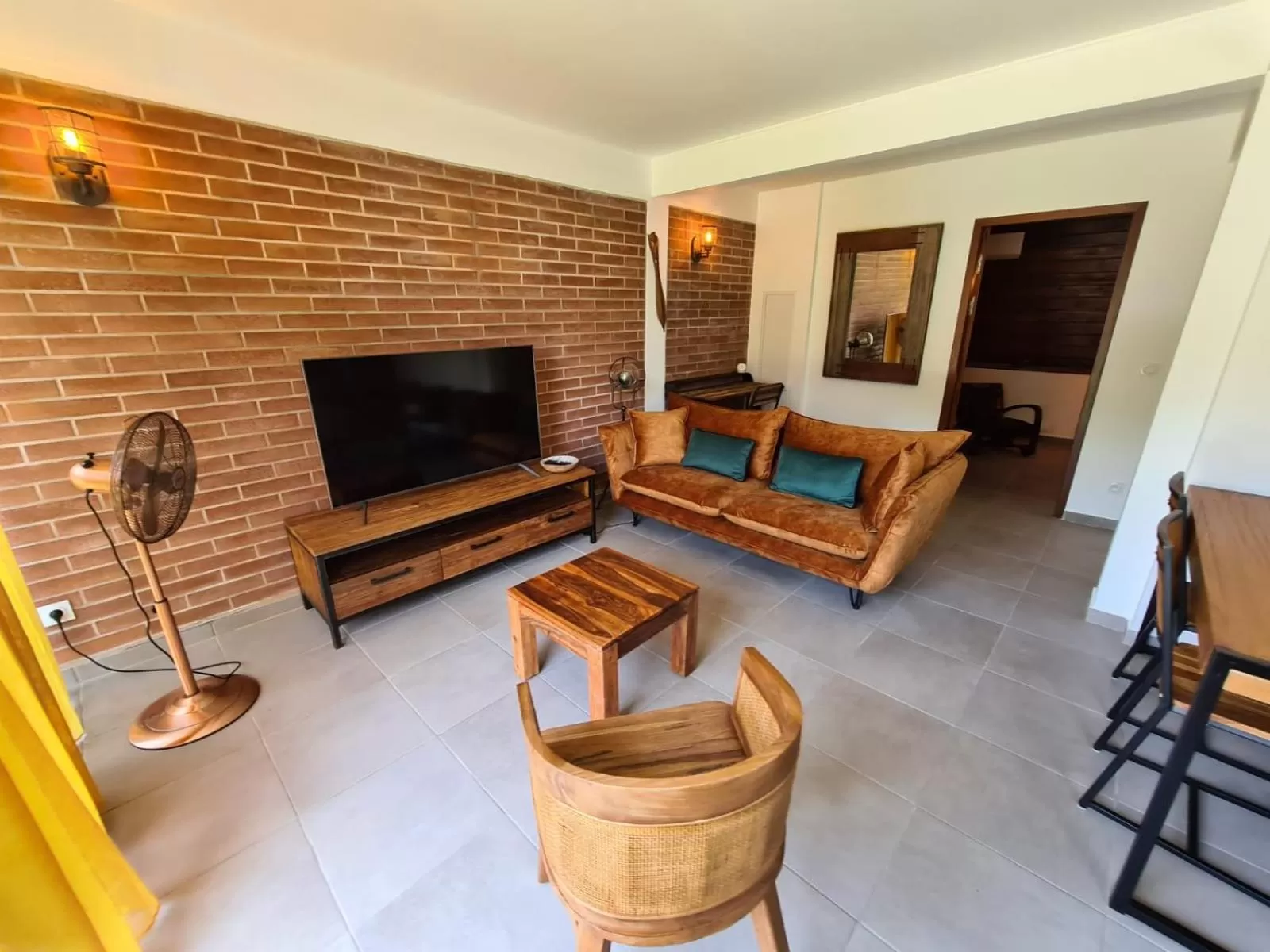 TV and multimedia in Shikoa Sobole - Le Morpho et l'Ara