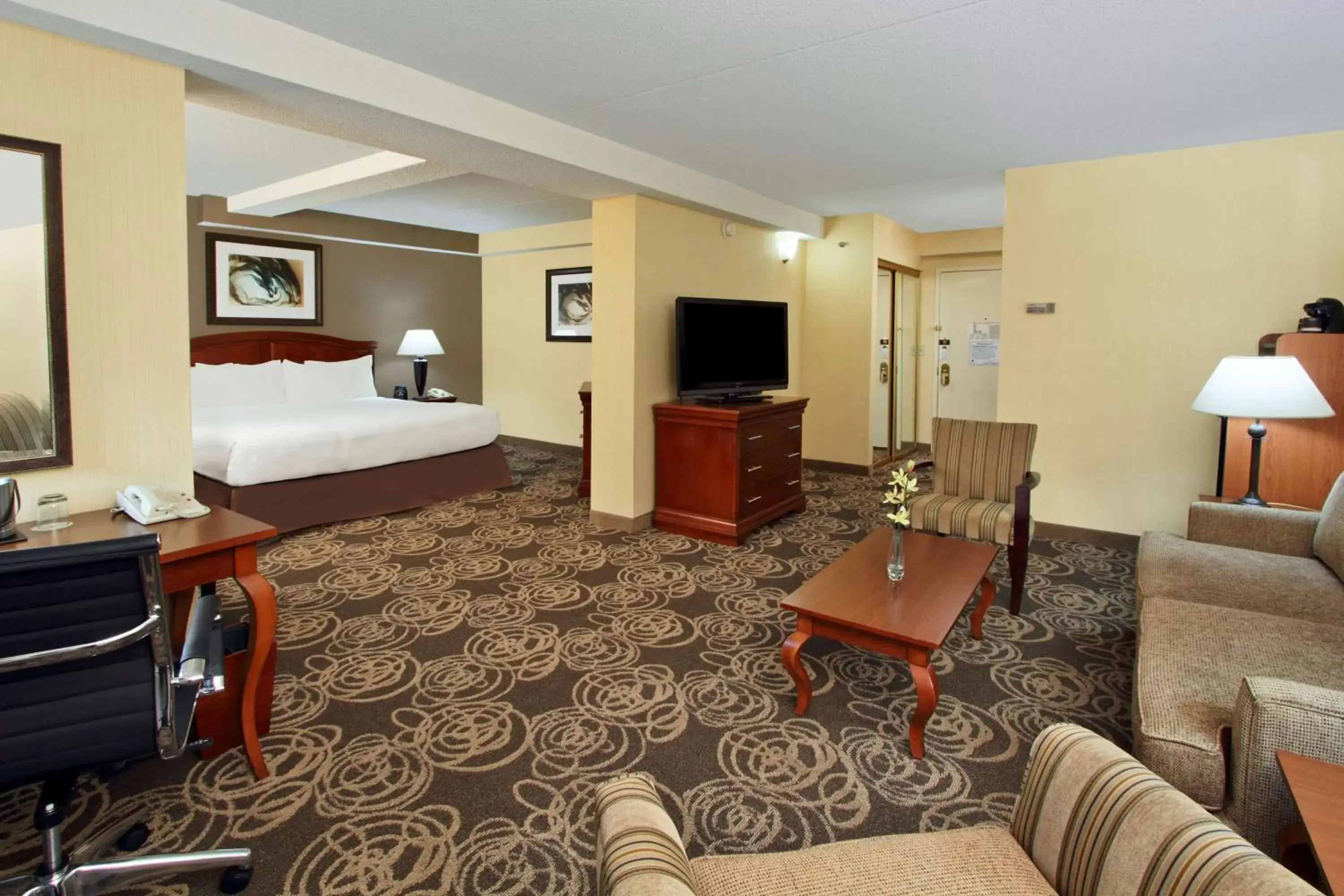Bedroom, Seating Area in DoubleTree by Hilton Mahwah