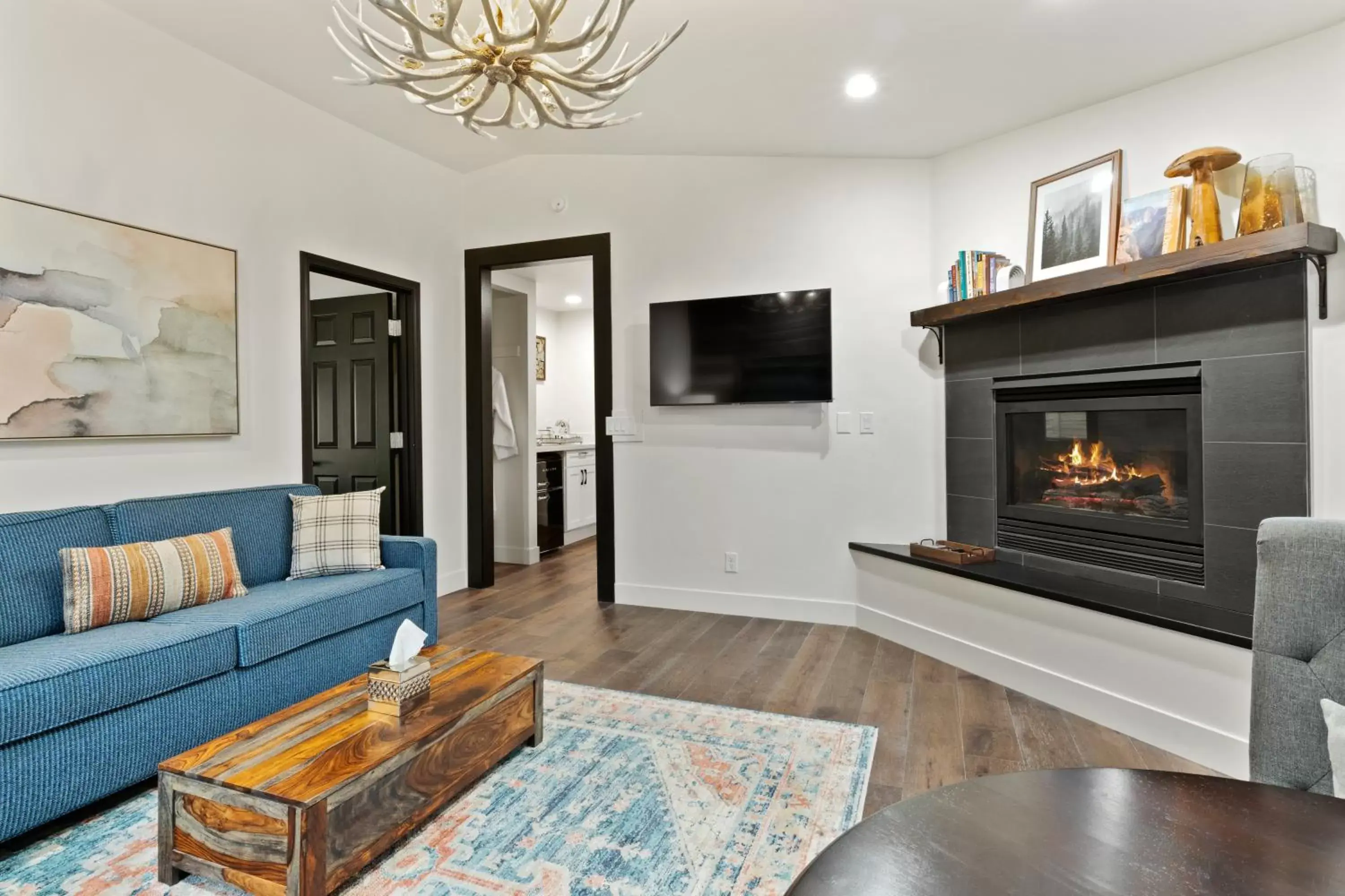 Living room, TV/Entertainment Center in Bespoke Inn Flagstaff