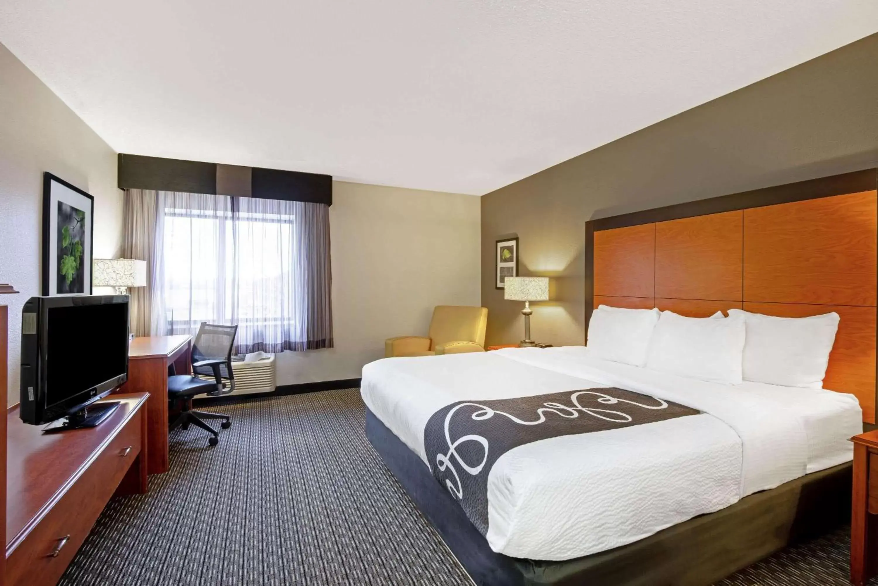 Photo of the whole room, Bed in La Quinta by Wyndham Harrisburg Airport Hershey