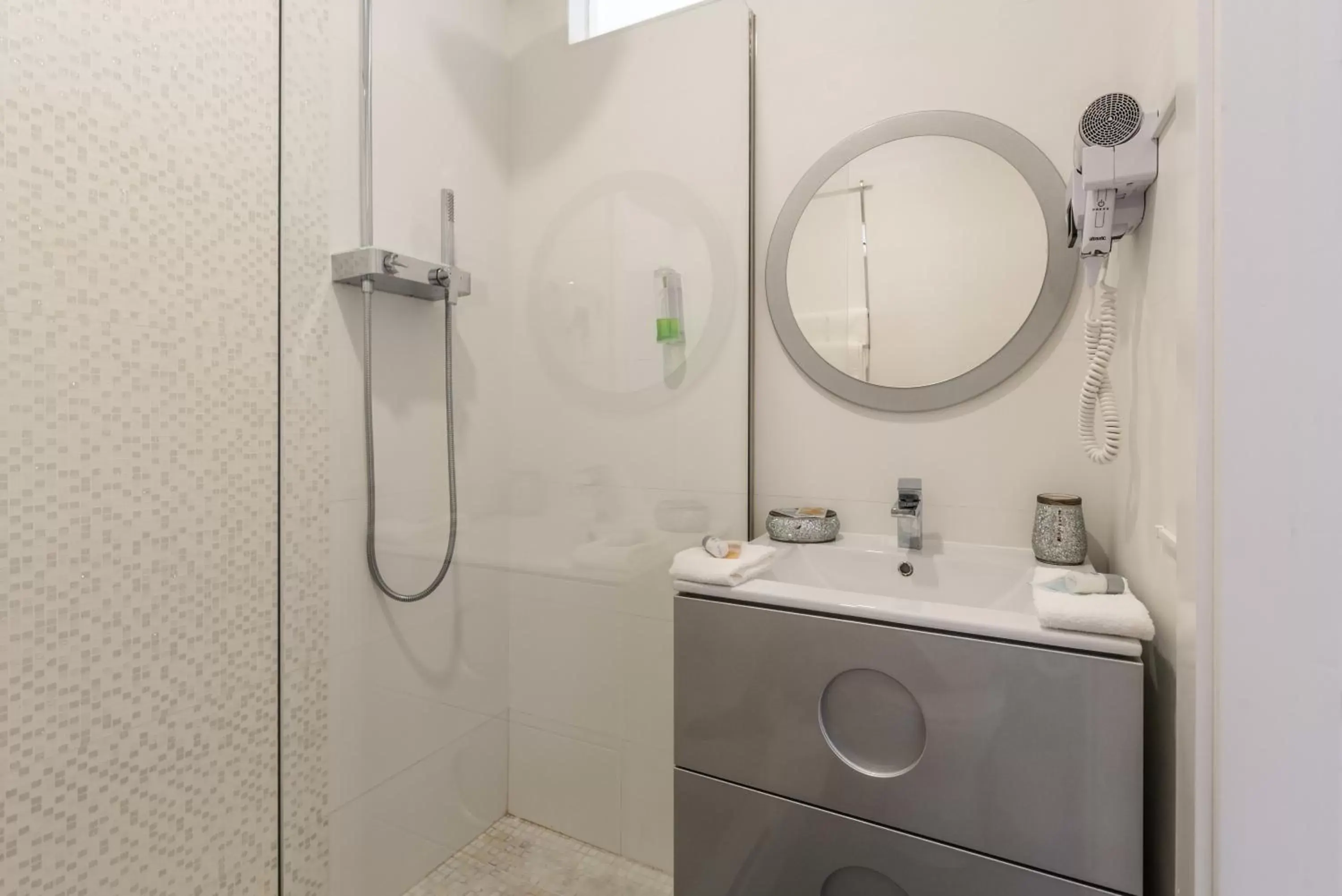 Shower, Bathroom in Suites @ Portarade