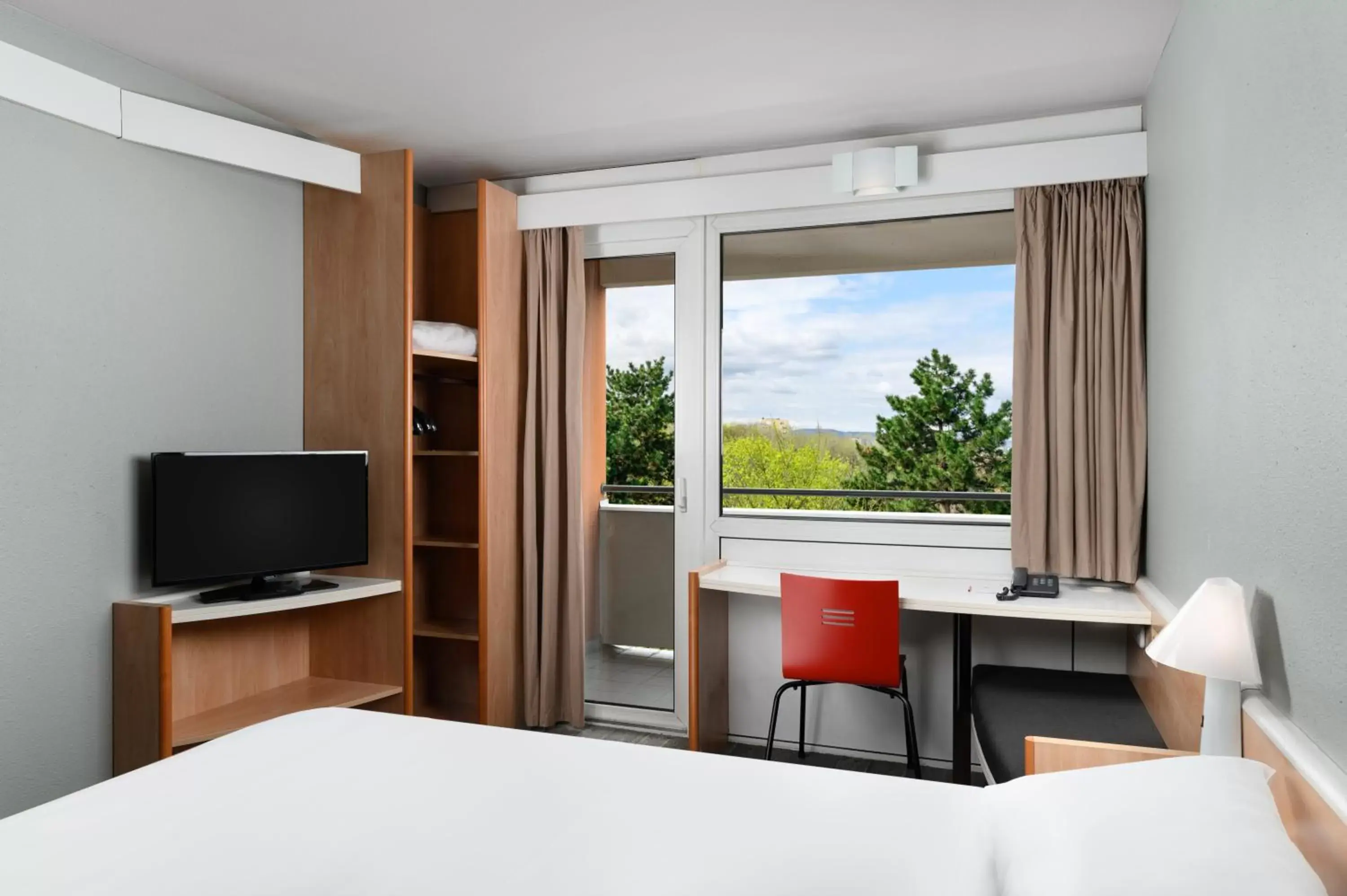 Bedroom, TV/Entertainment Center in Ibis Budapest Citysouth