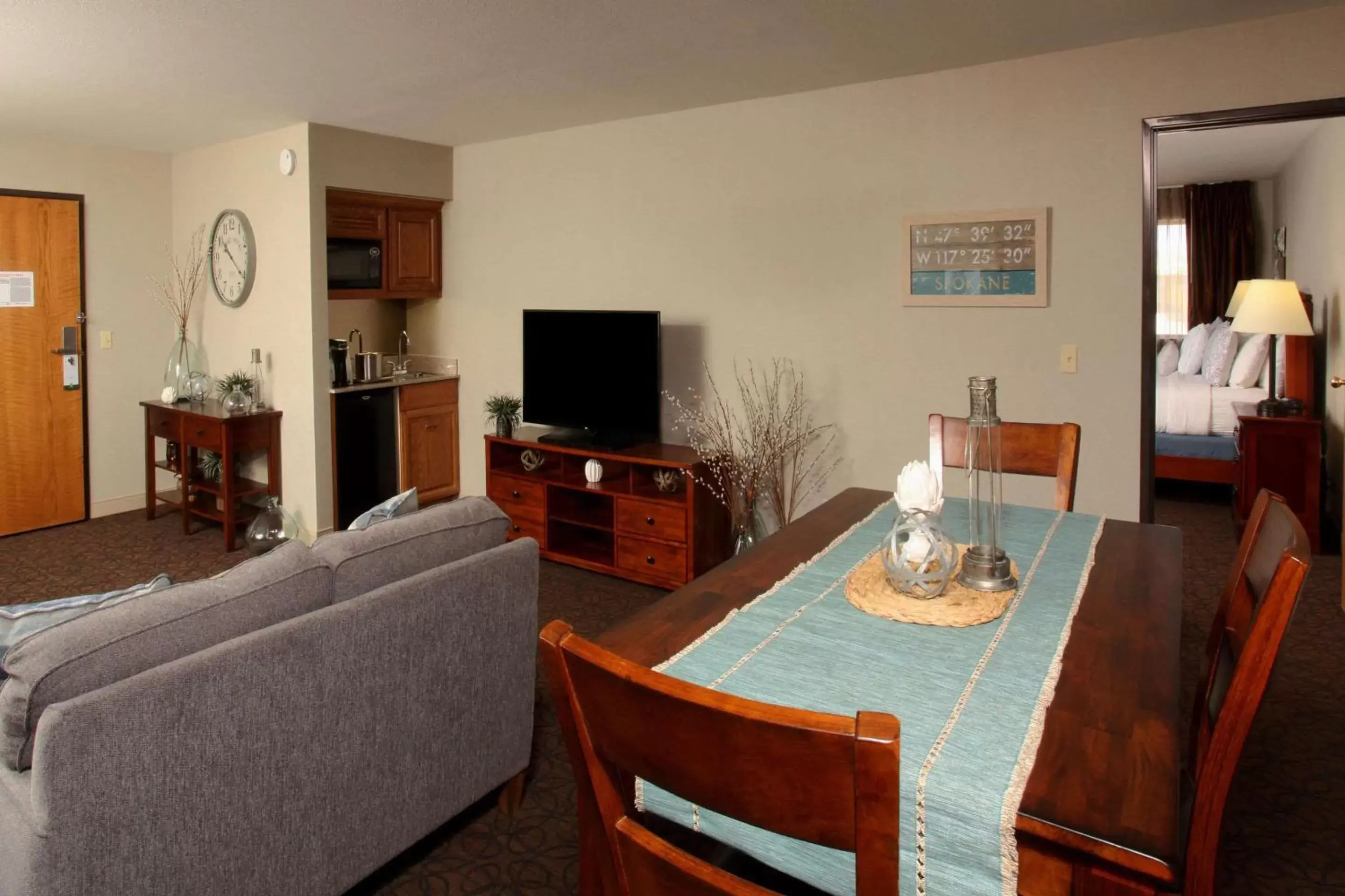 Photo of the whole room, Dining Area in Quality Inn Oakwood