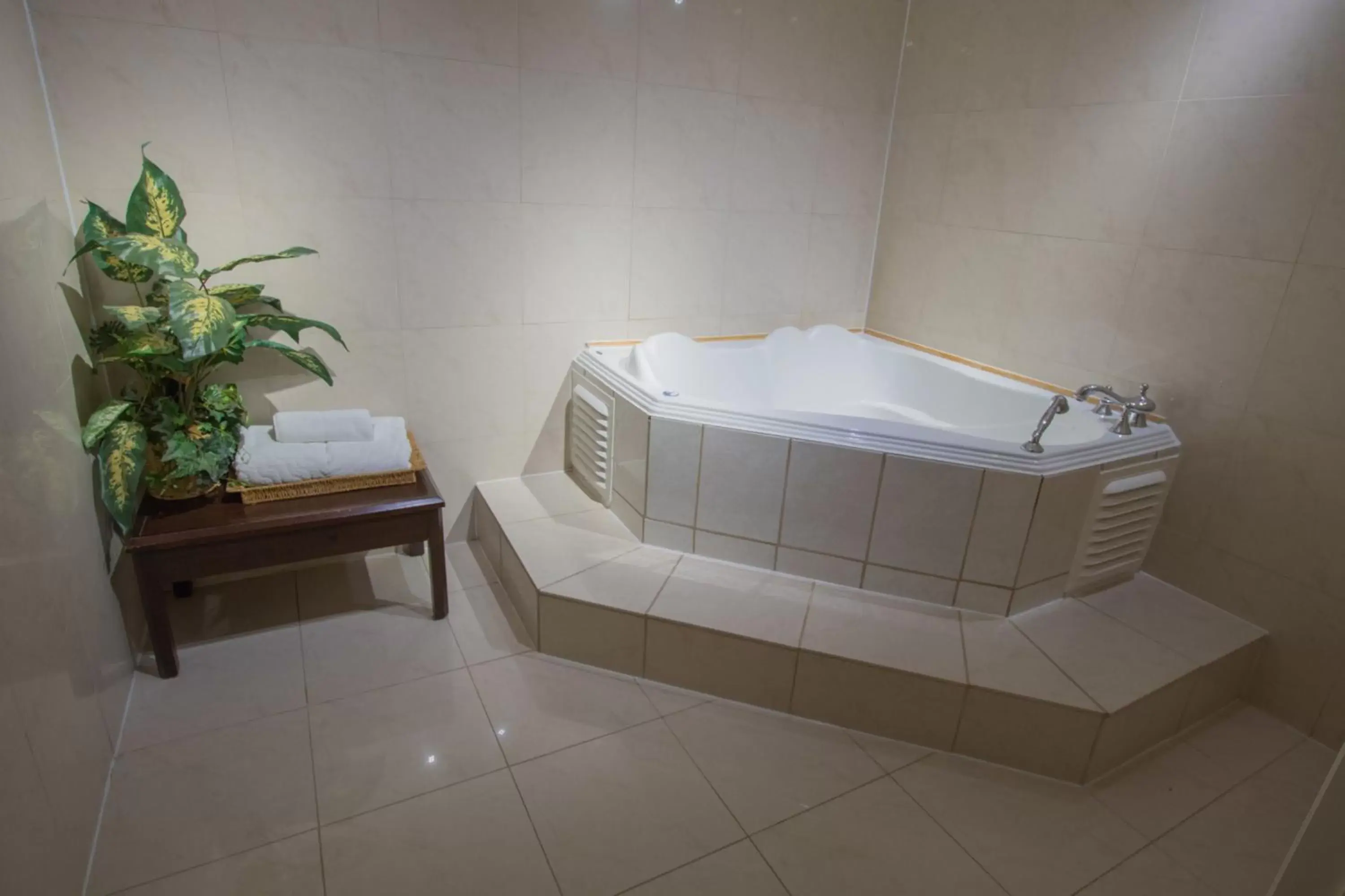 Bath, Bathroom in Prince Arthur Waterfront Hotel & Suites