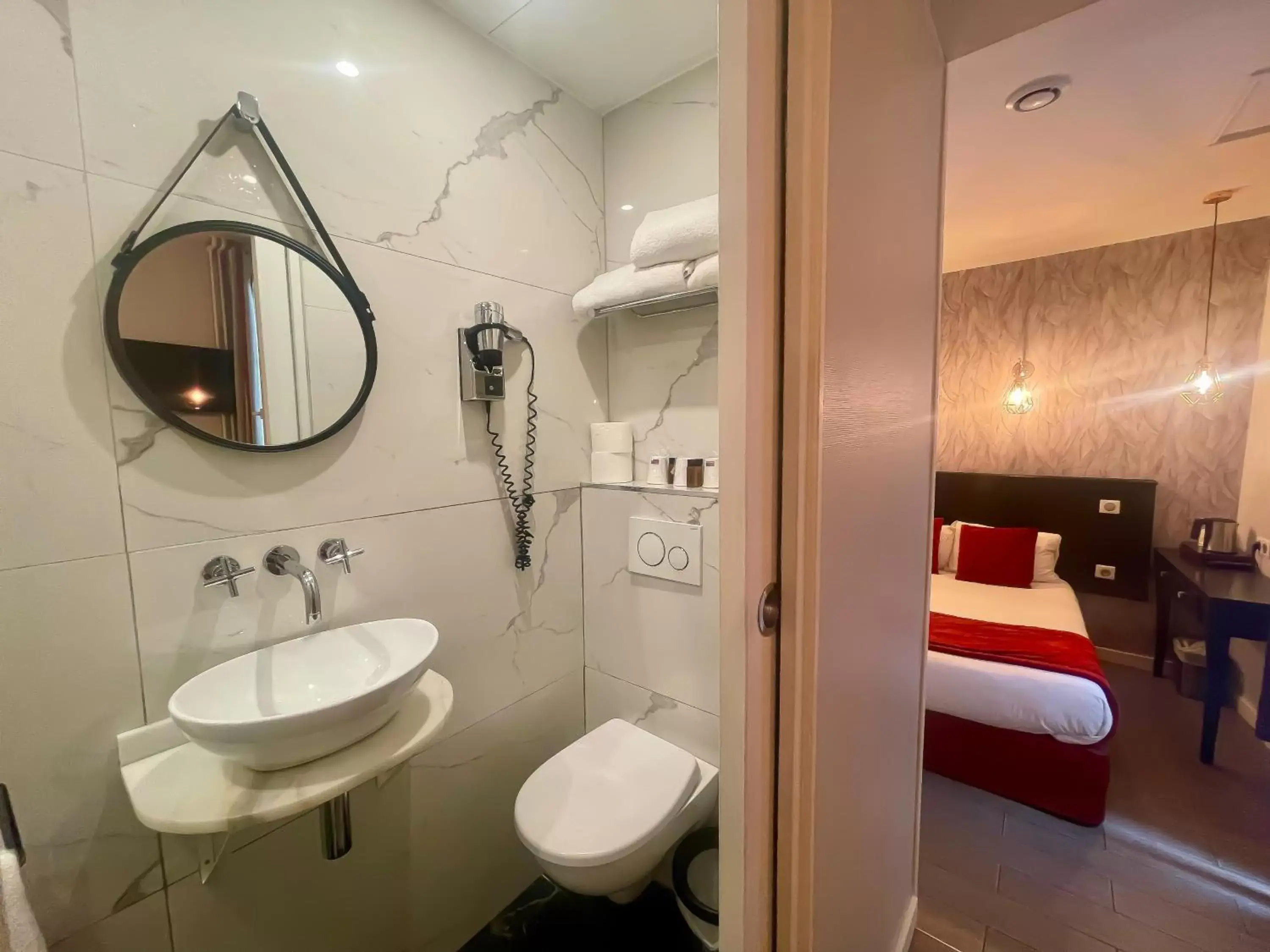 Bedroom, Bathroom in Hôtel Eiffel Rive Gauche