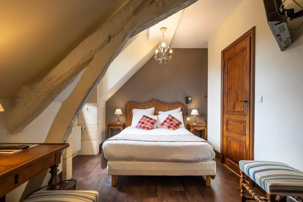 Bedroom, Bed in Hôtel La Couleuvrine Sarlat Centre Ville