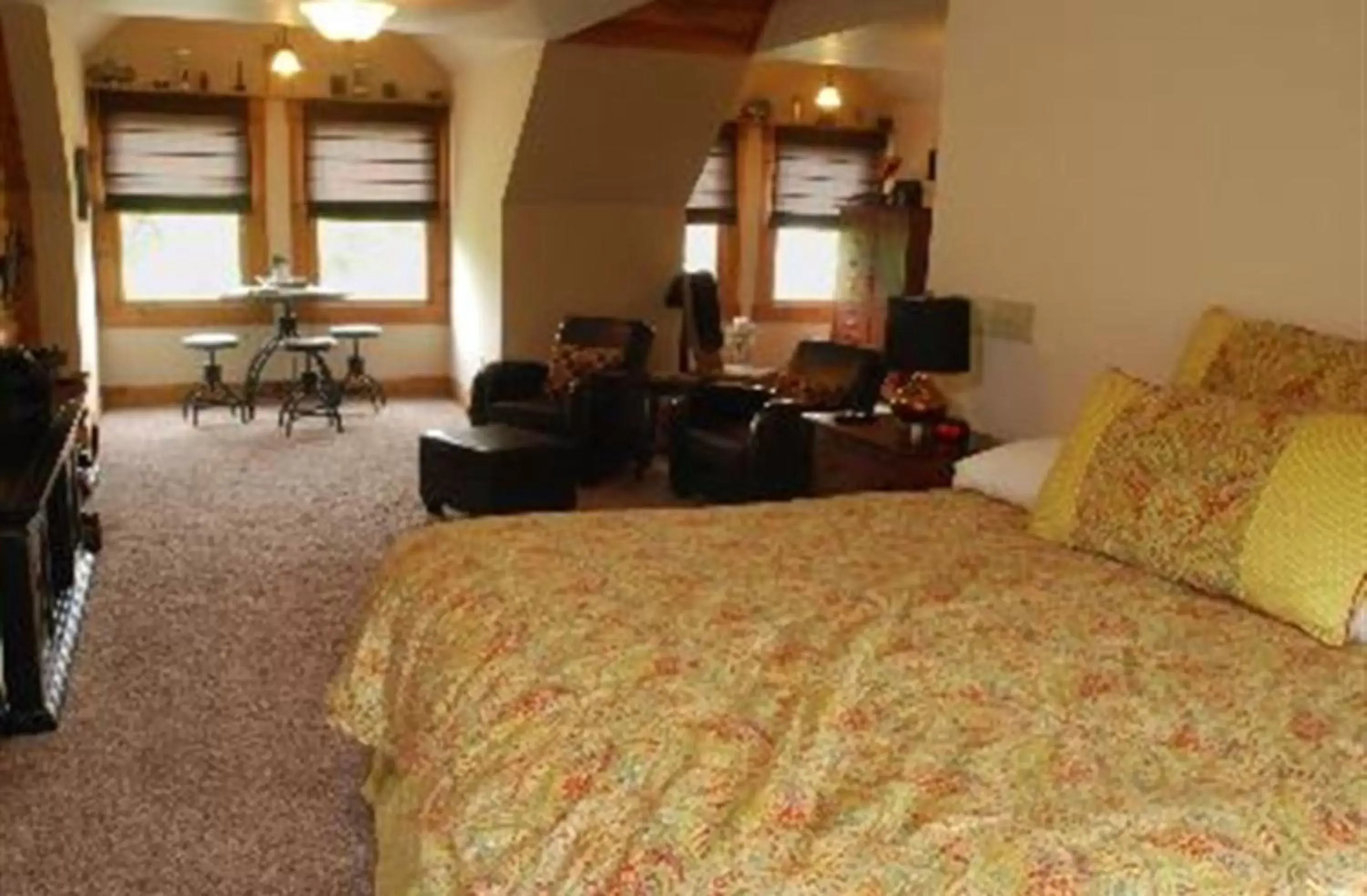 Bedroom, Seating Area in Shirley's Bed And Breakfast