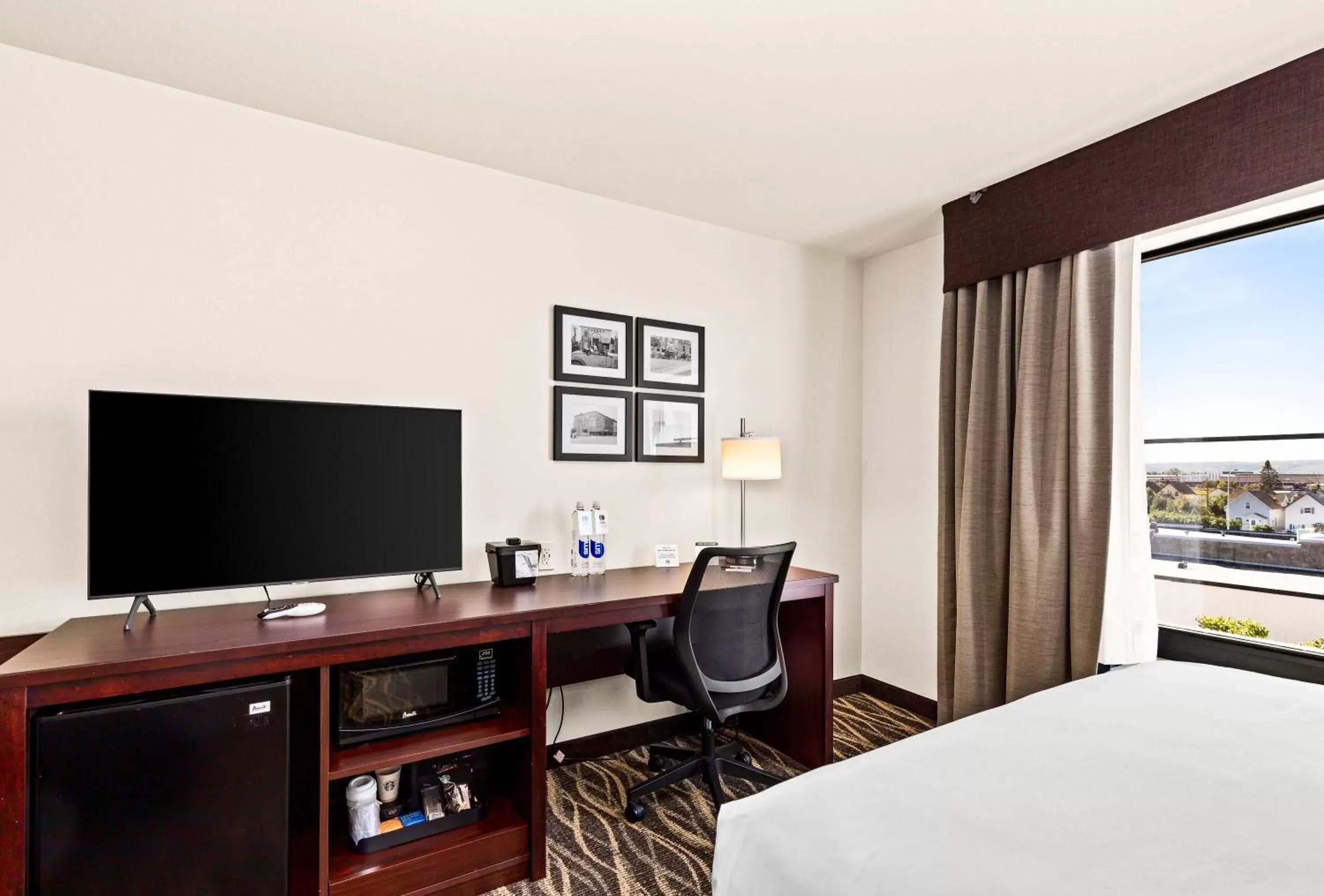 TV and multimedia, TV/Entertainment Center in Cobblestone Hotel & Suites - Superior Duluth