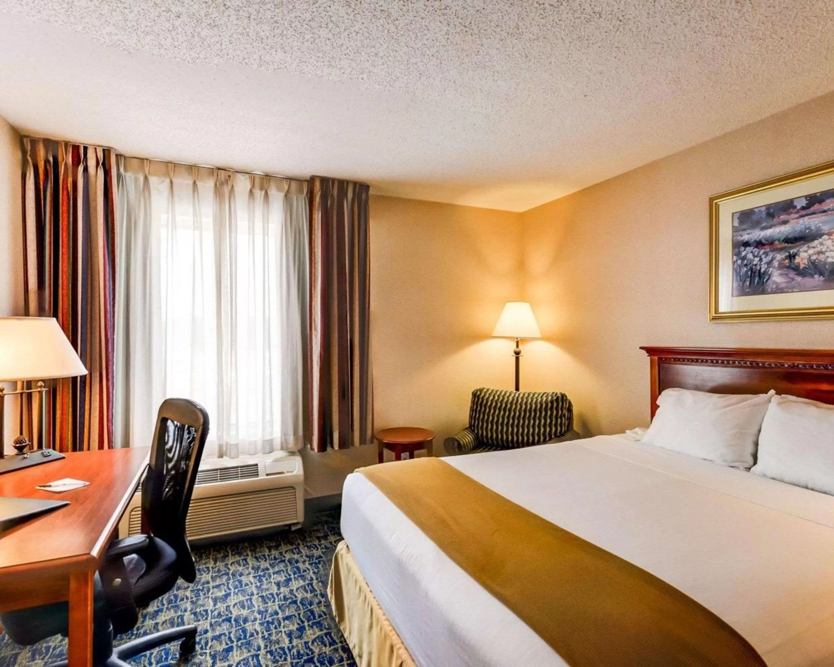 Photo of the whole room, Bed in Quality Inn Spring Mills - Martinsburg North