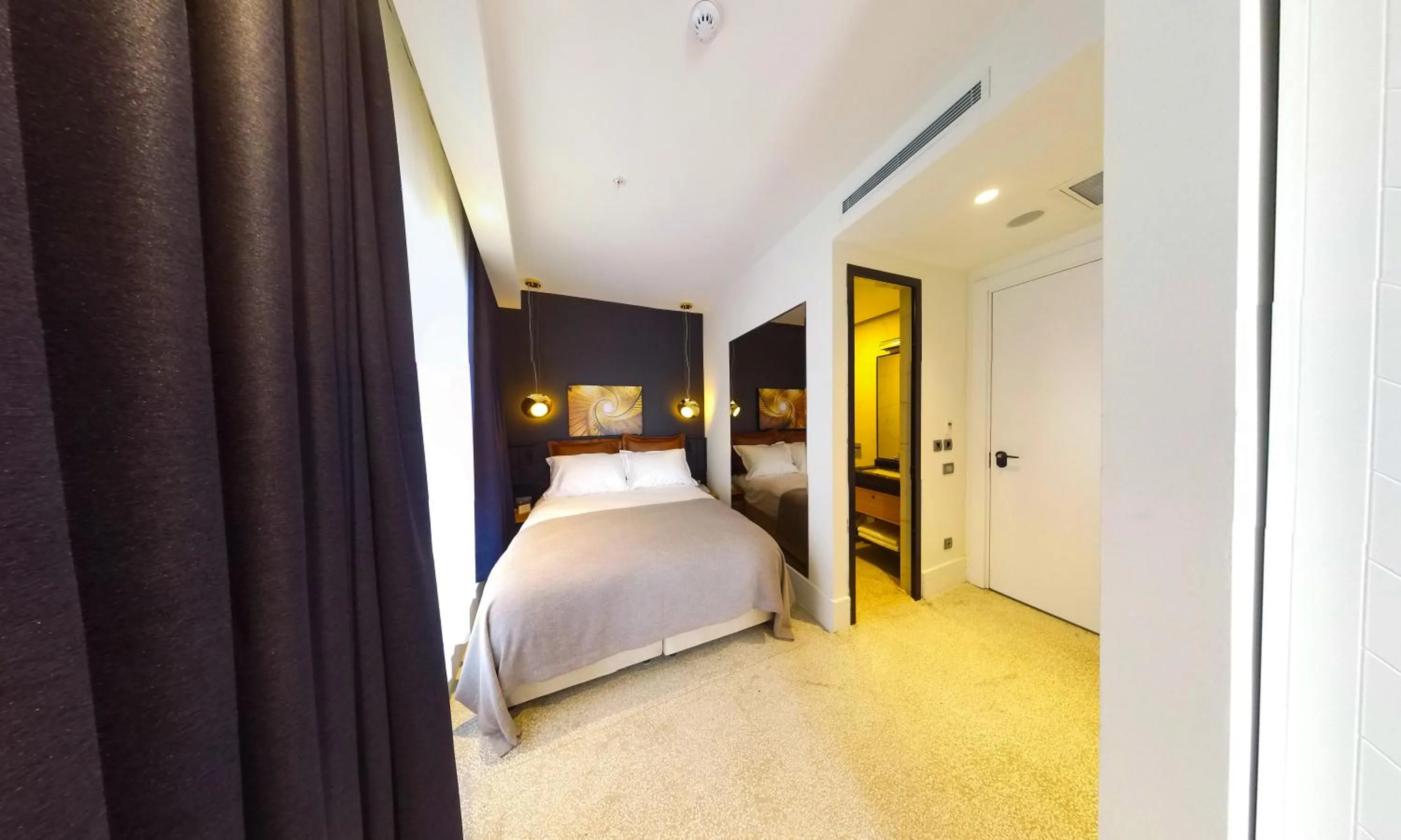 Bed in Maroon Tomtom