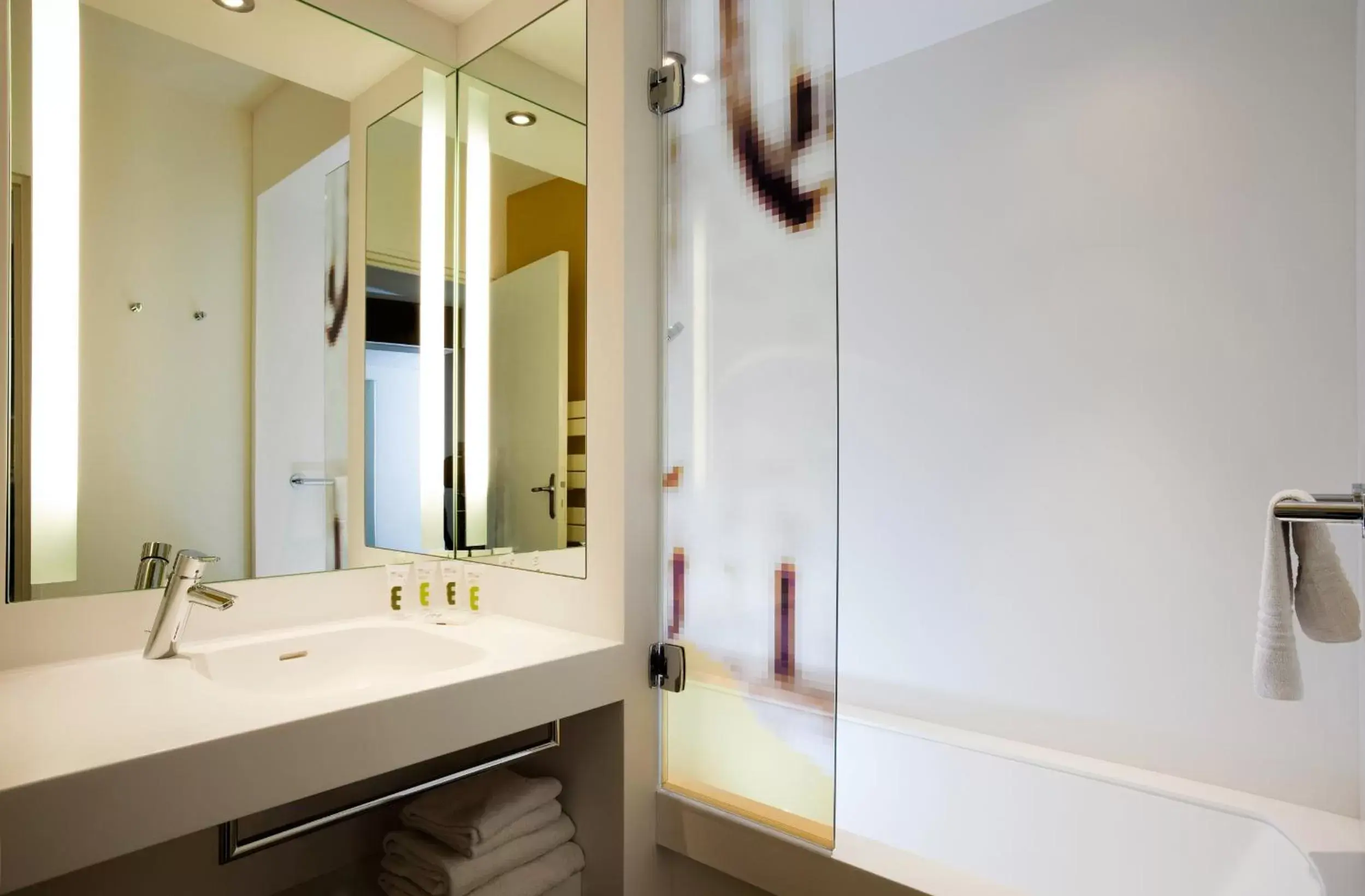 Bathroom in Mercure Avignon Centre Palais des Papes