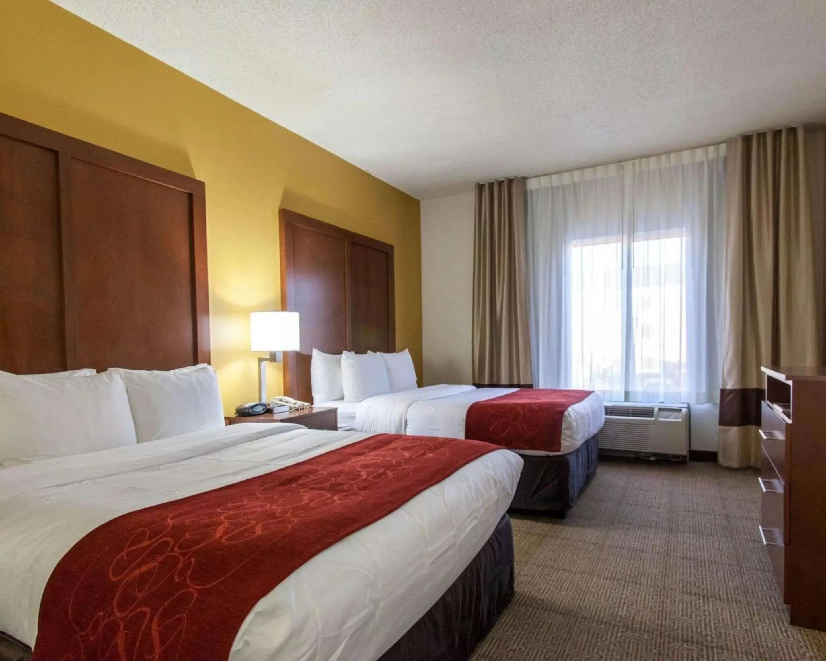 Photo of the whole room, Bed in Comfort Suites Central / I-44