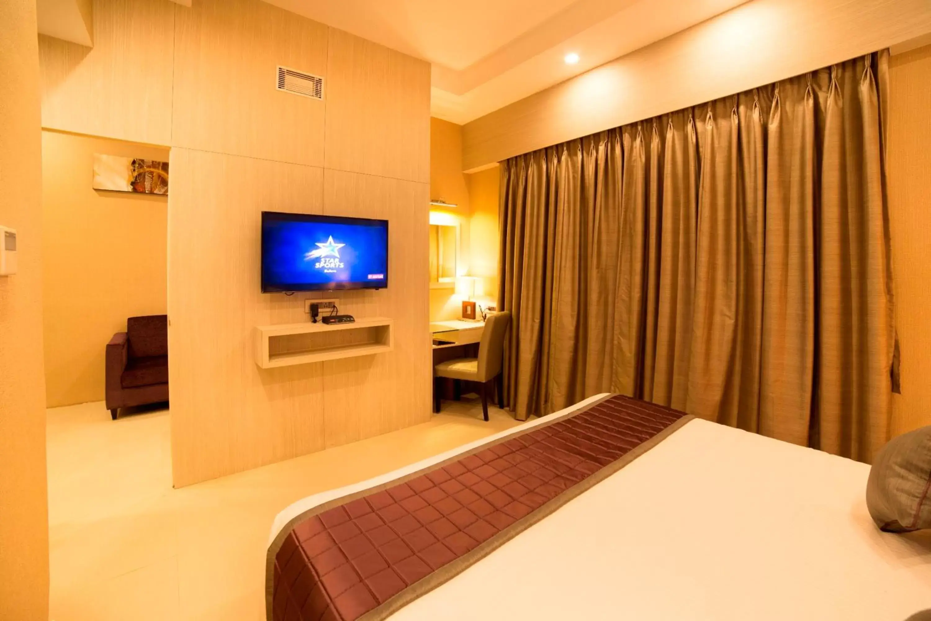 Bedroom, TV/Entertainment Center in Golden Tulip Saltlake Kolkata