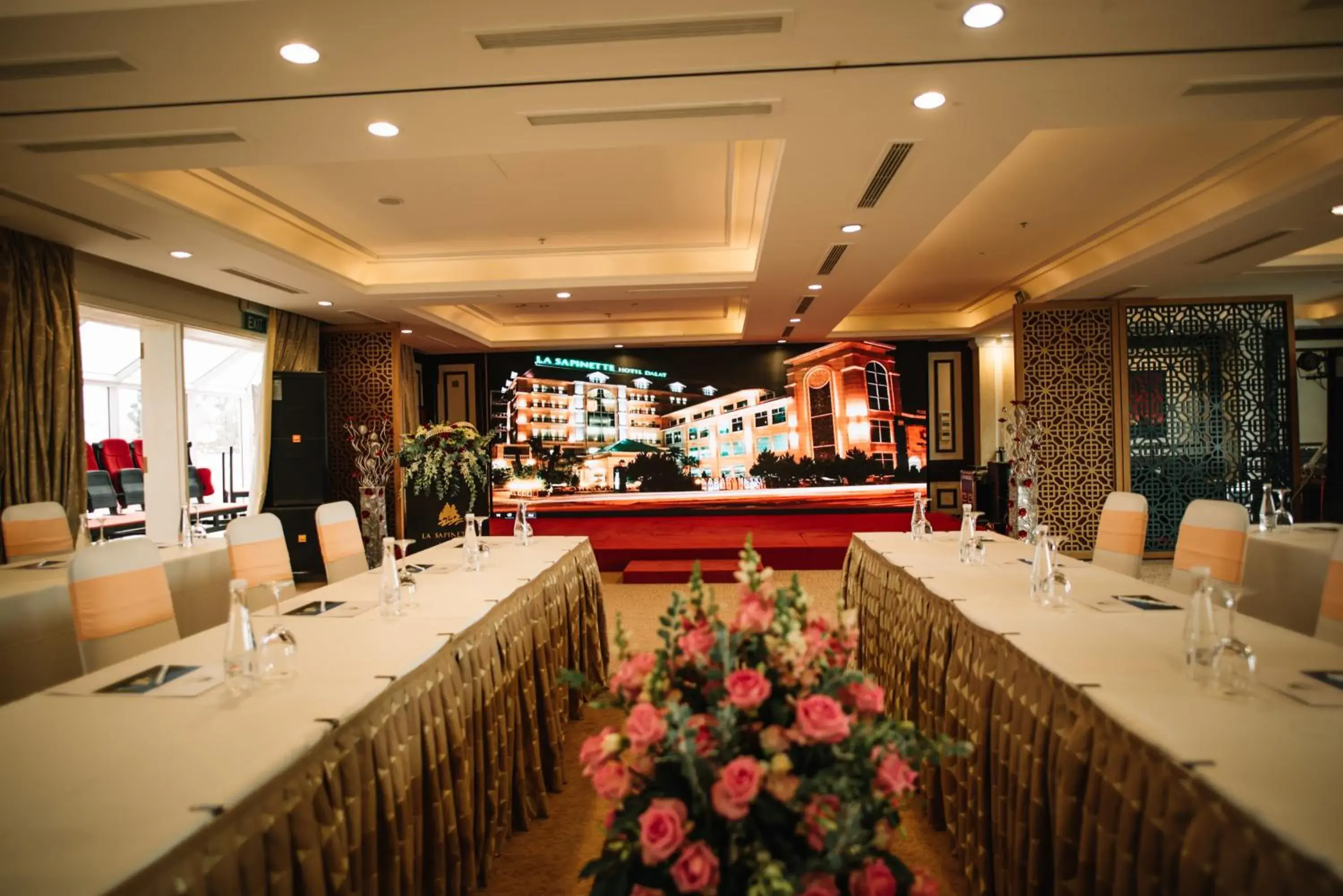 Banquet/Function facilities, Restaurant/Places to Eat in La Sapinette Hotel