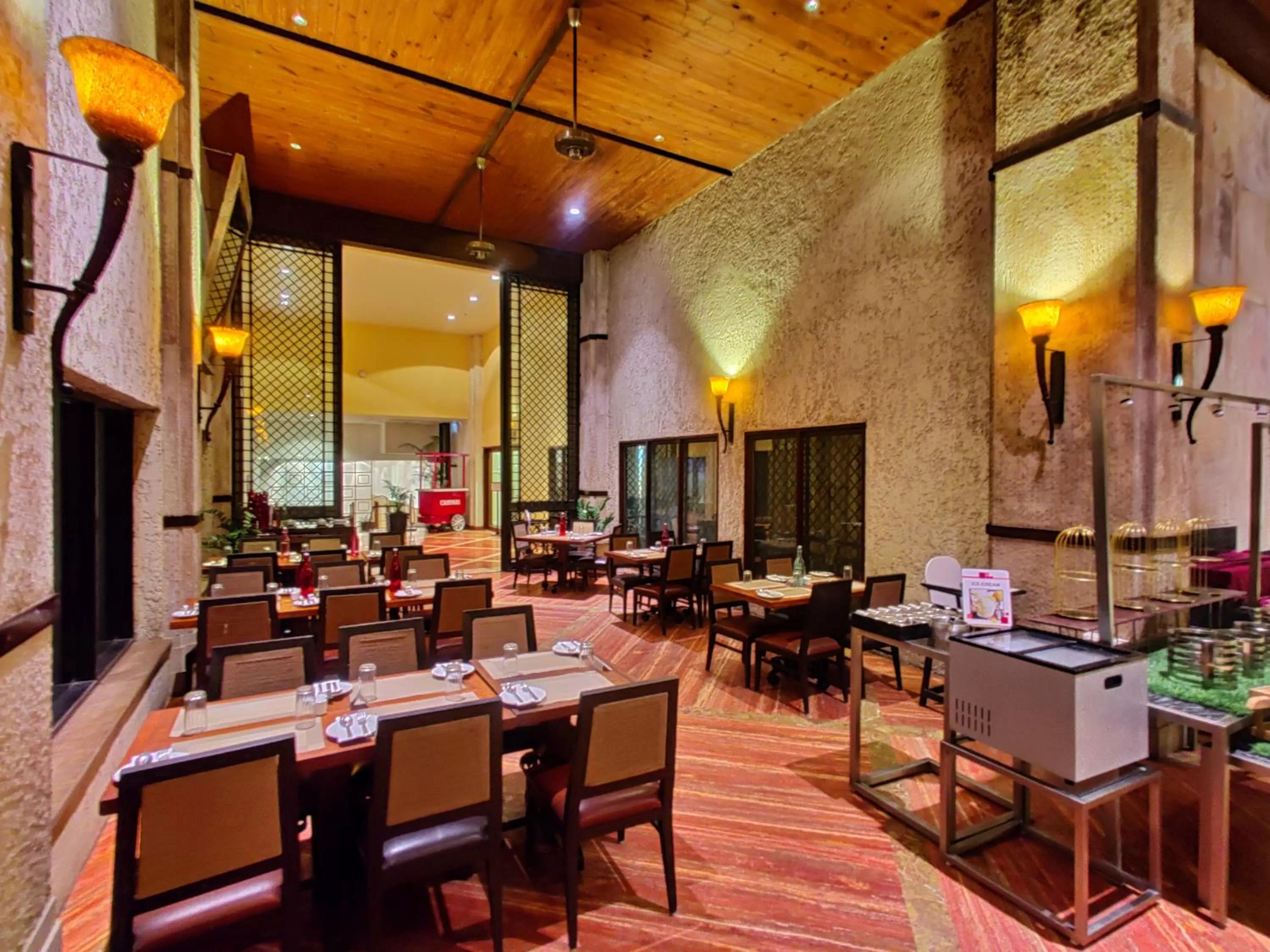 Restaurant/places to eat in Fariyas Resort Lonavala