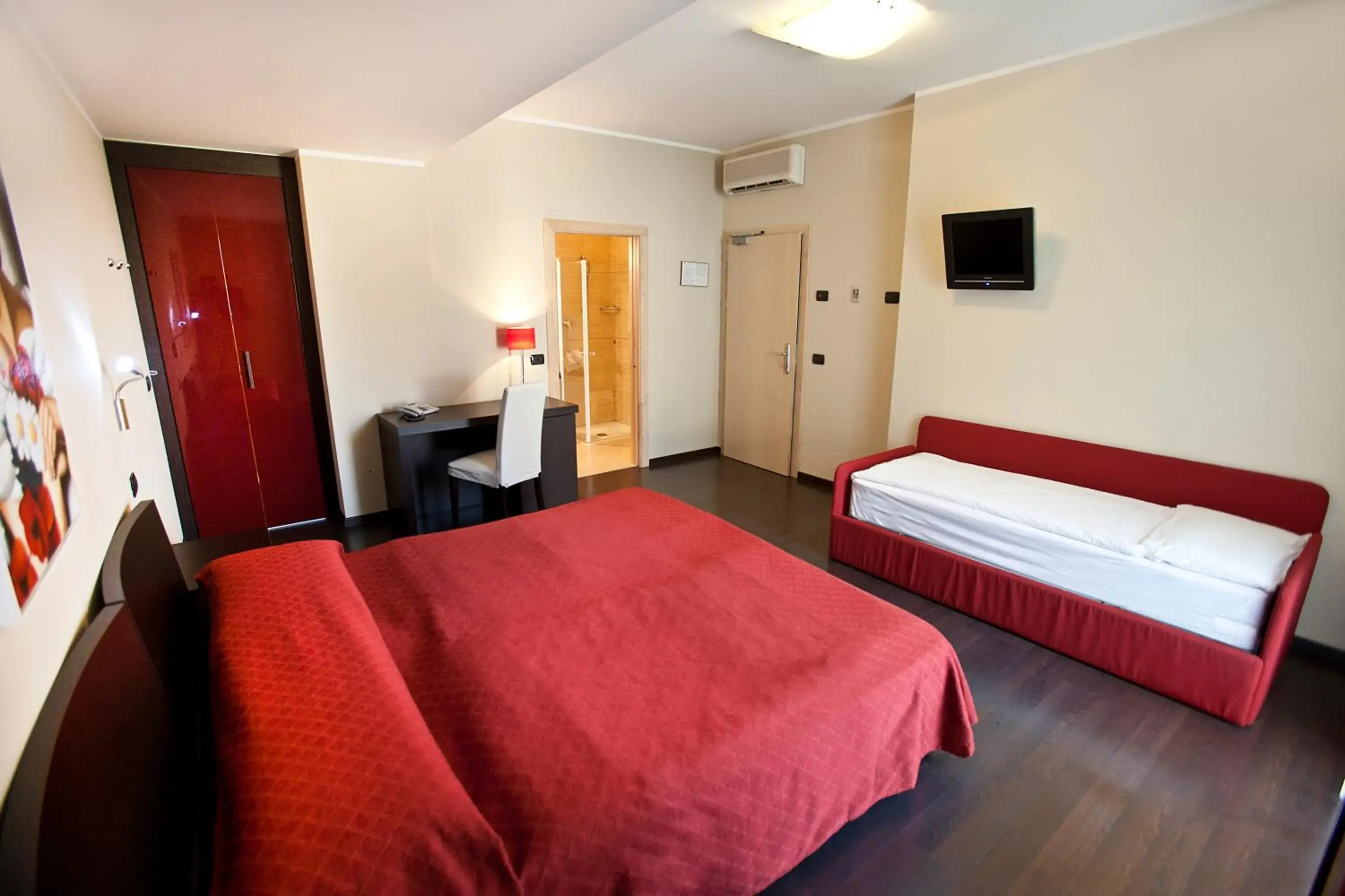 Photo of the whole room, Bed in Hotel Villa Smeralda