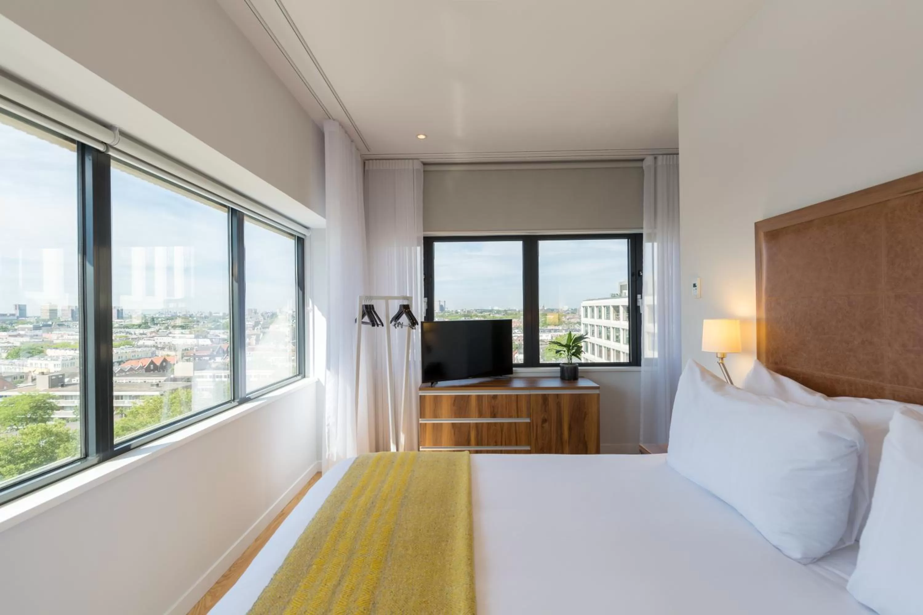 City view, Bed in PREMIER SUITES Rotterdam