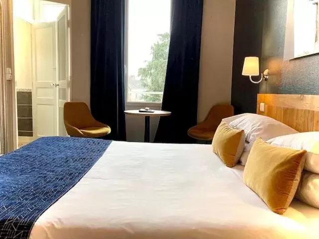 Photo of the whole room, Bed in Hôtel Coeur De Loire