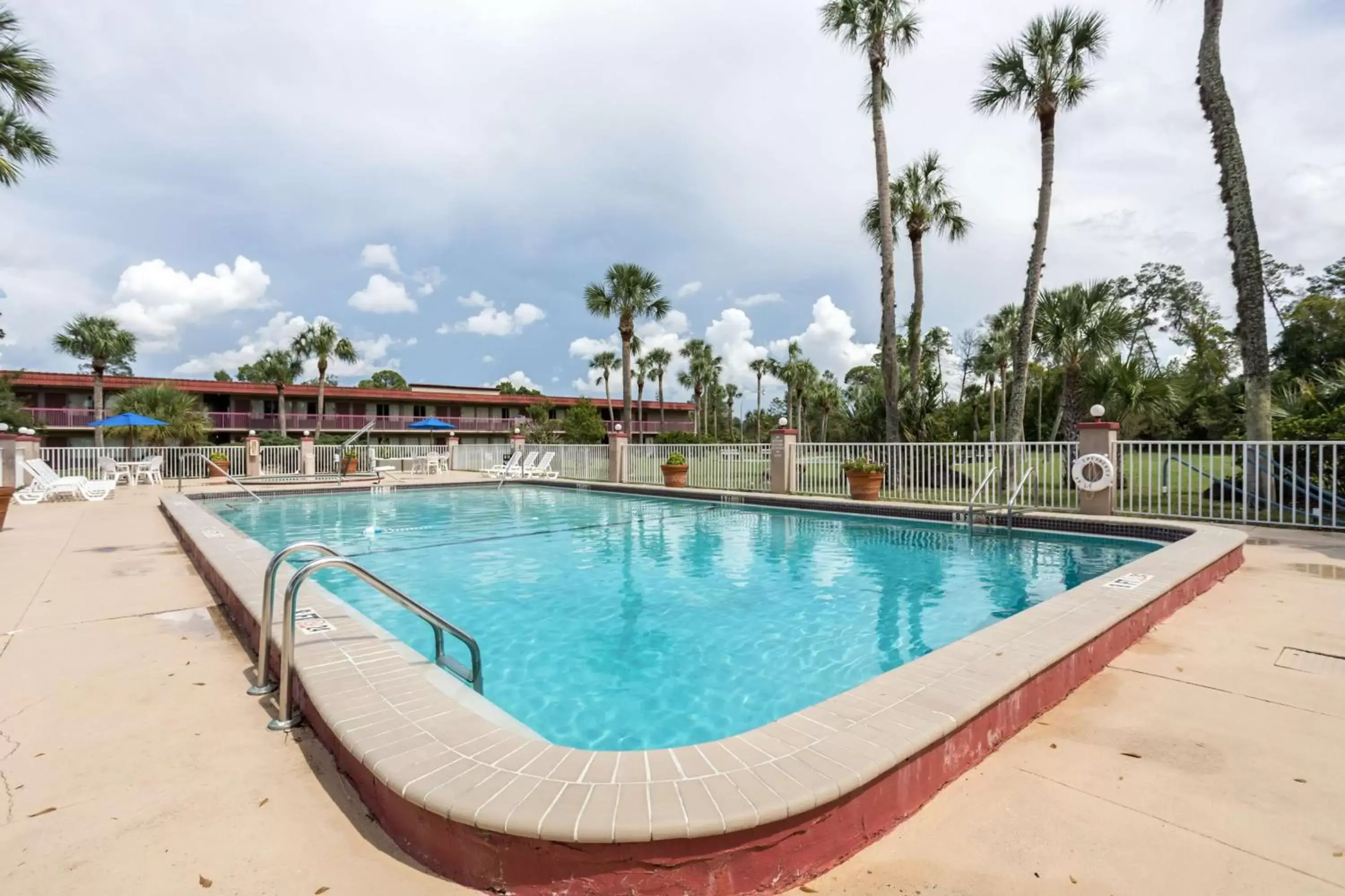 Pool view, Swimming Pool in Motel 6-Spring Hill, FL - Weeki Wachee