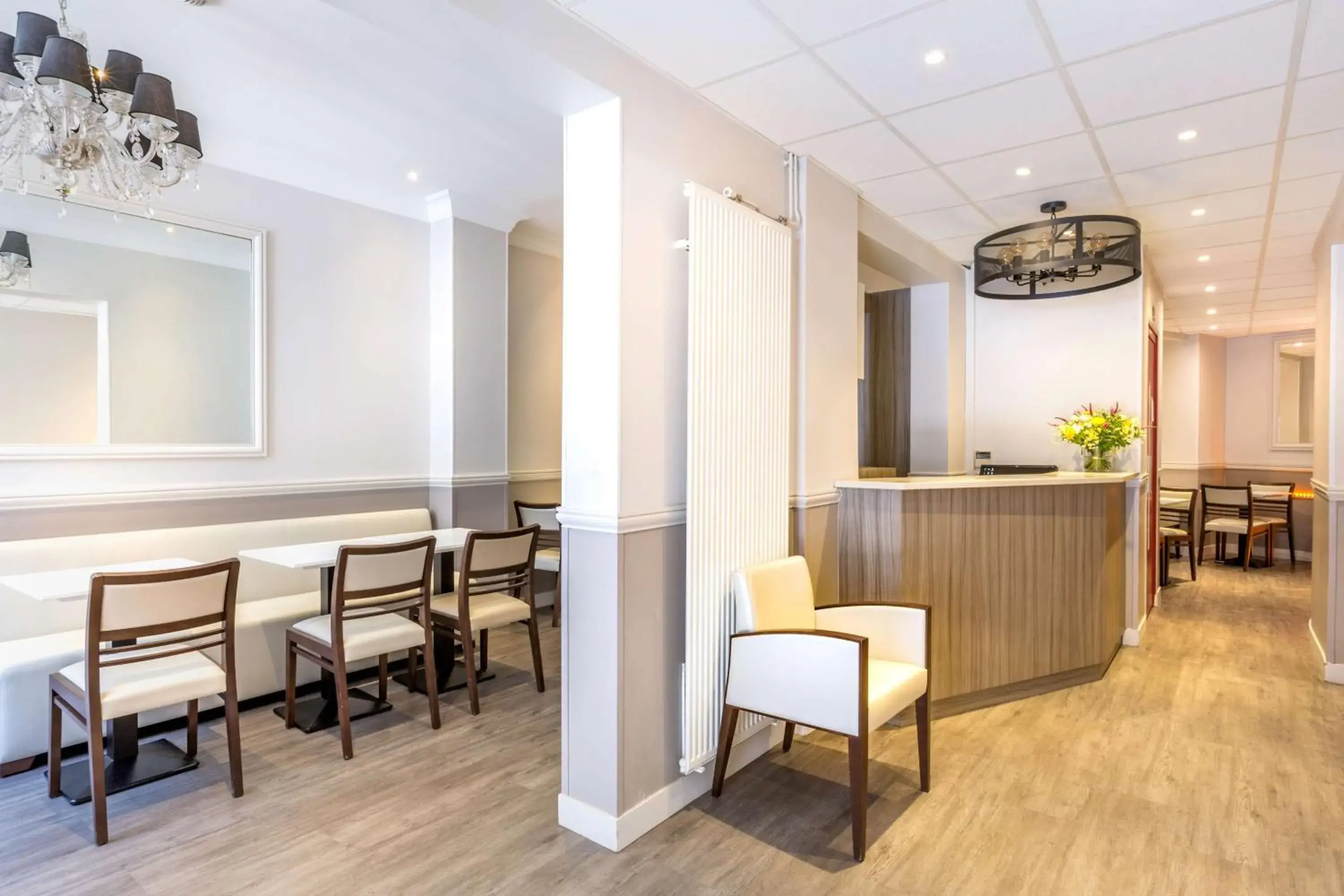 Lobby or reception in Sure Hotel by Best Western Paris Gare du Nord Lobby or reception in Sure Hotel by Best Western Paris Gare du Nord