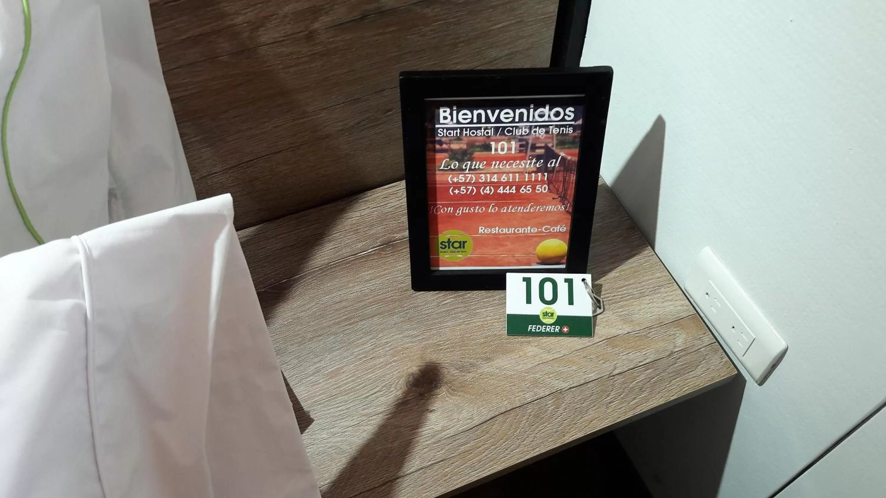 Photo of the whole room, TV/Entertainment Center in ALTO LODGING Centro de Entrenamiento Deportivo y Negocios, a 2 pasos del Aeropuerto JMC, Transporte Incluido