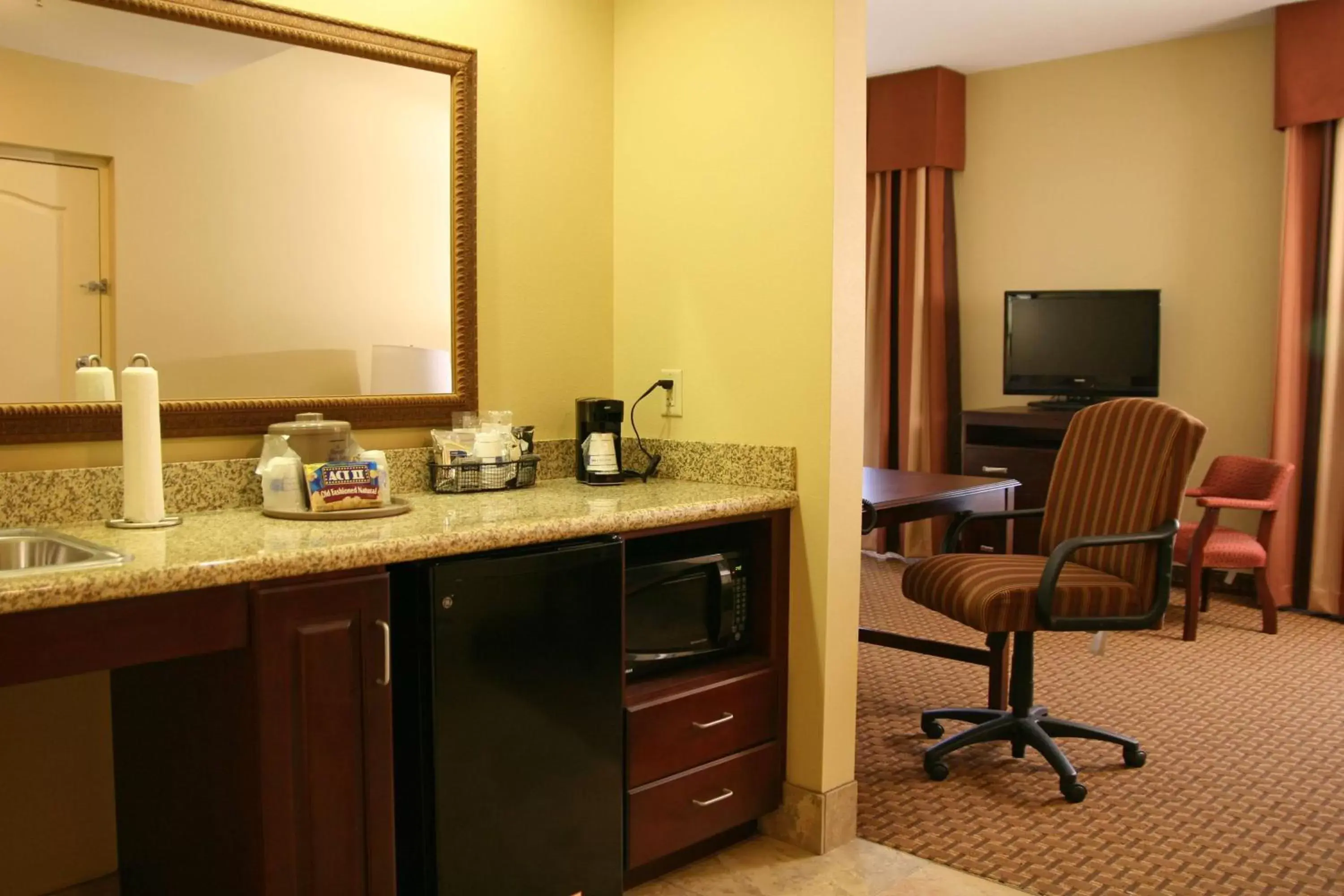 Kitchen or kitchenette, Kitchen/Kitchenette in Hampton Inn & Suites Sevierville at Stadium Drive