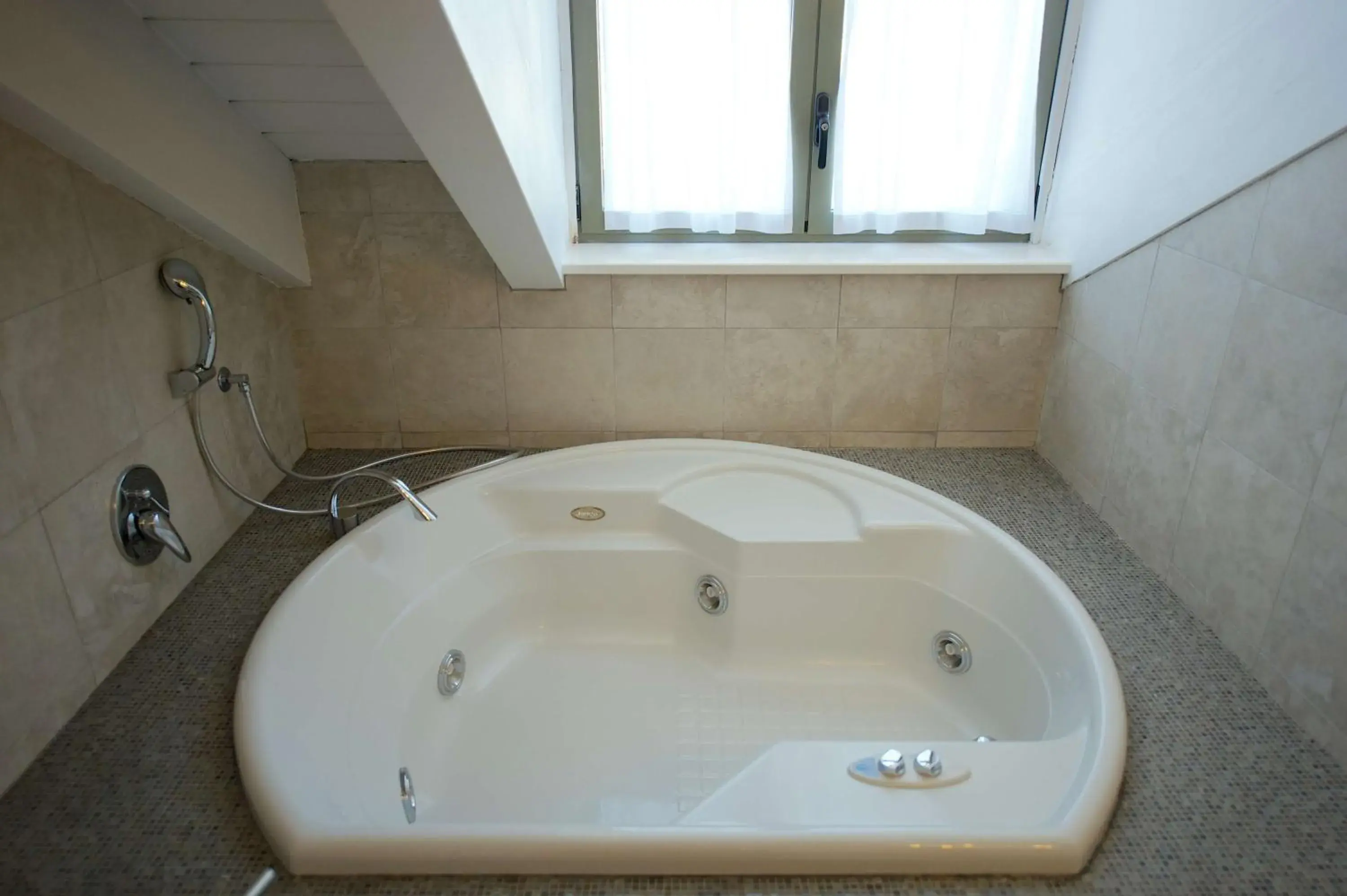 Hot Tub, Bathroom in Best Western Crystal Palace Hotel