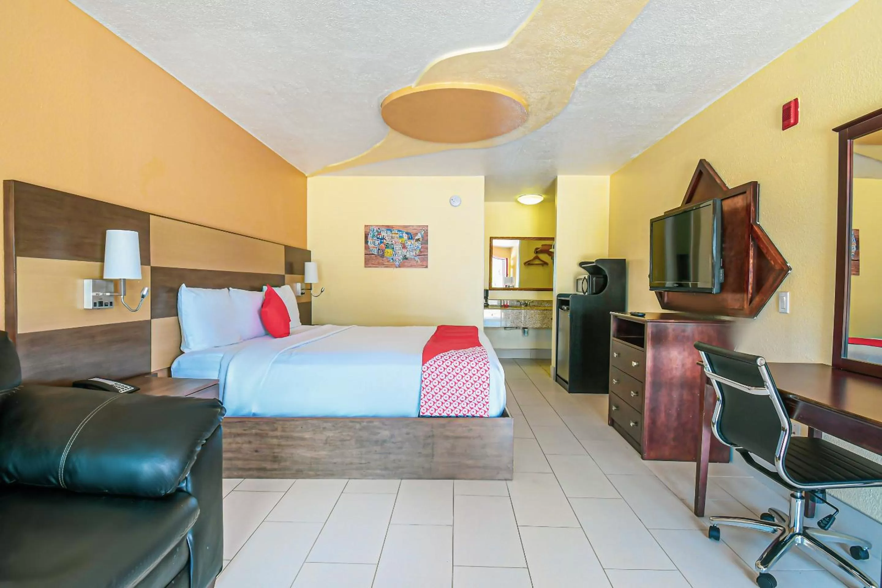 Bedroom in OYO Hotel Shenandoah Woodlands Mall