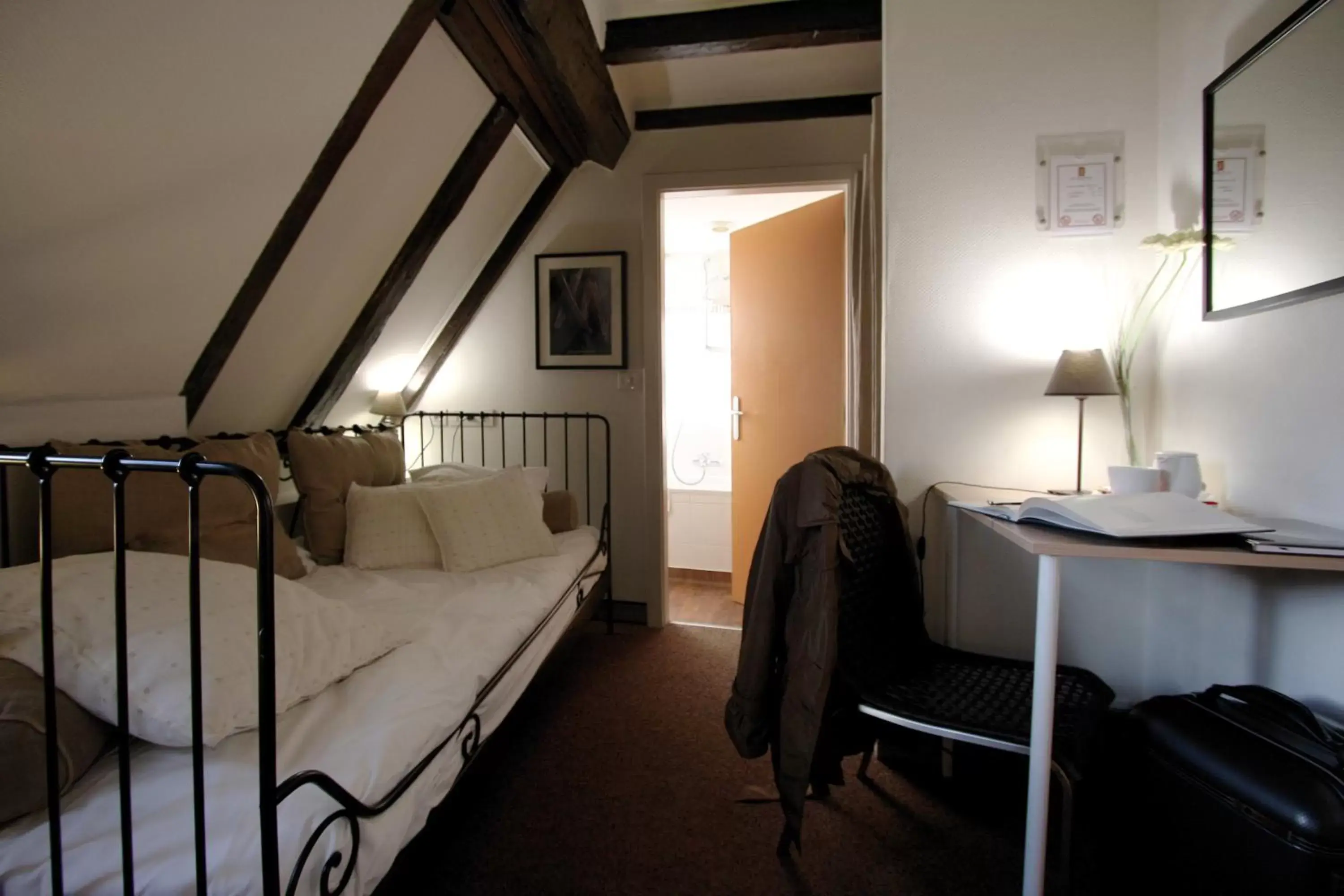 Photo of the whole room, Bed in Le Kléber Hôtel